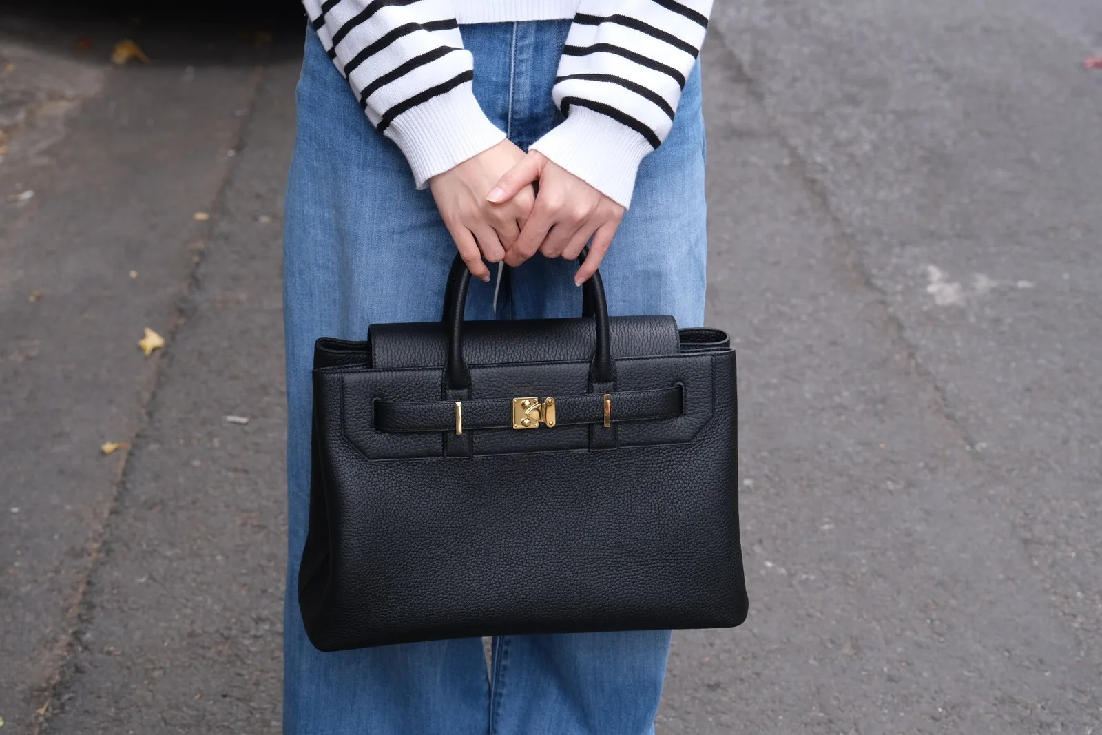 Ảnh Lifestyle Túi xách da Togo nắp gập đai cài khóa kim loại màu đen - Koi Leather