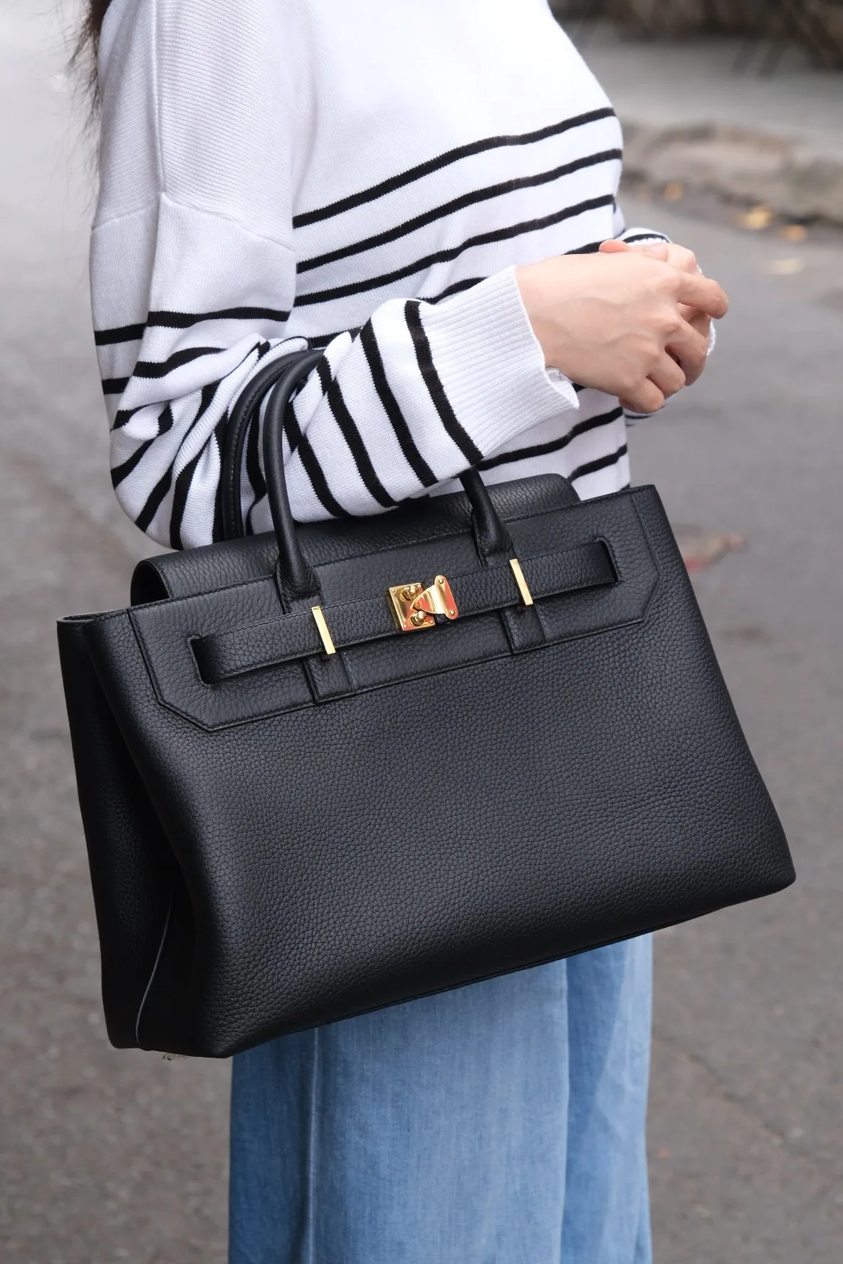 Ảnh Lifestyle Túi xách da Togo nắp gập đai cài khóa kim loại màu đen - Koi Leather
