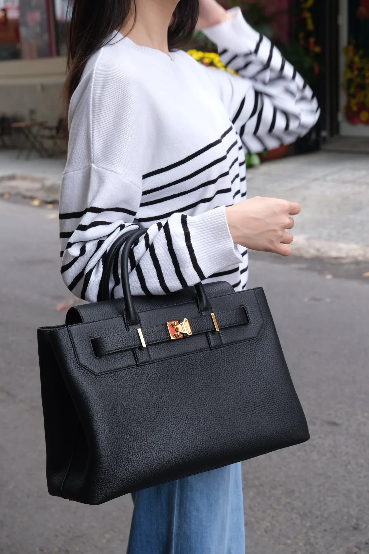 Ảnh Lifestyle Túi xách da Togo nắp gập đai cài khóa kim loại màu đen - Koi Leather