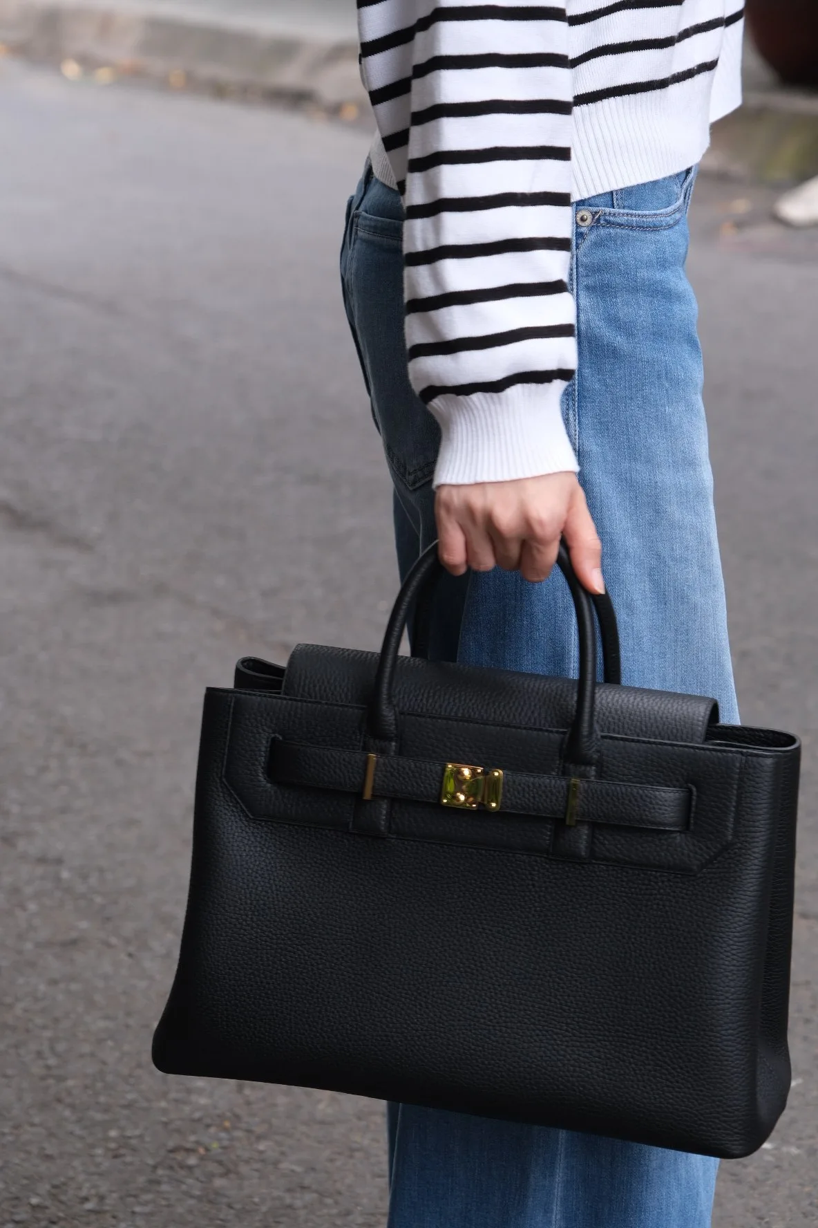 Ảnh Lifestyle Túi xách da Togo nắp gập đai cài khóa kim loại màu đen - Koi Leather
