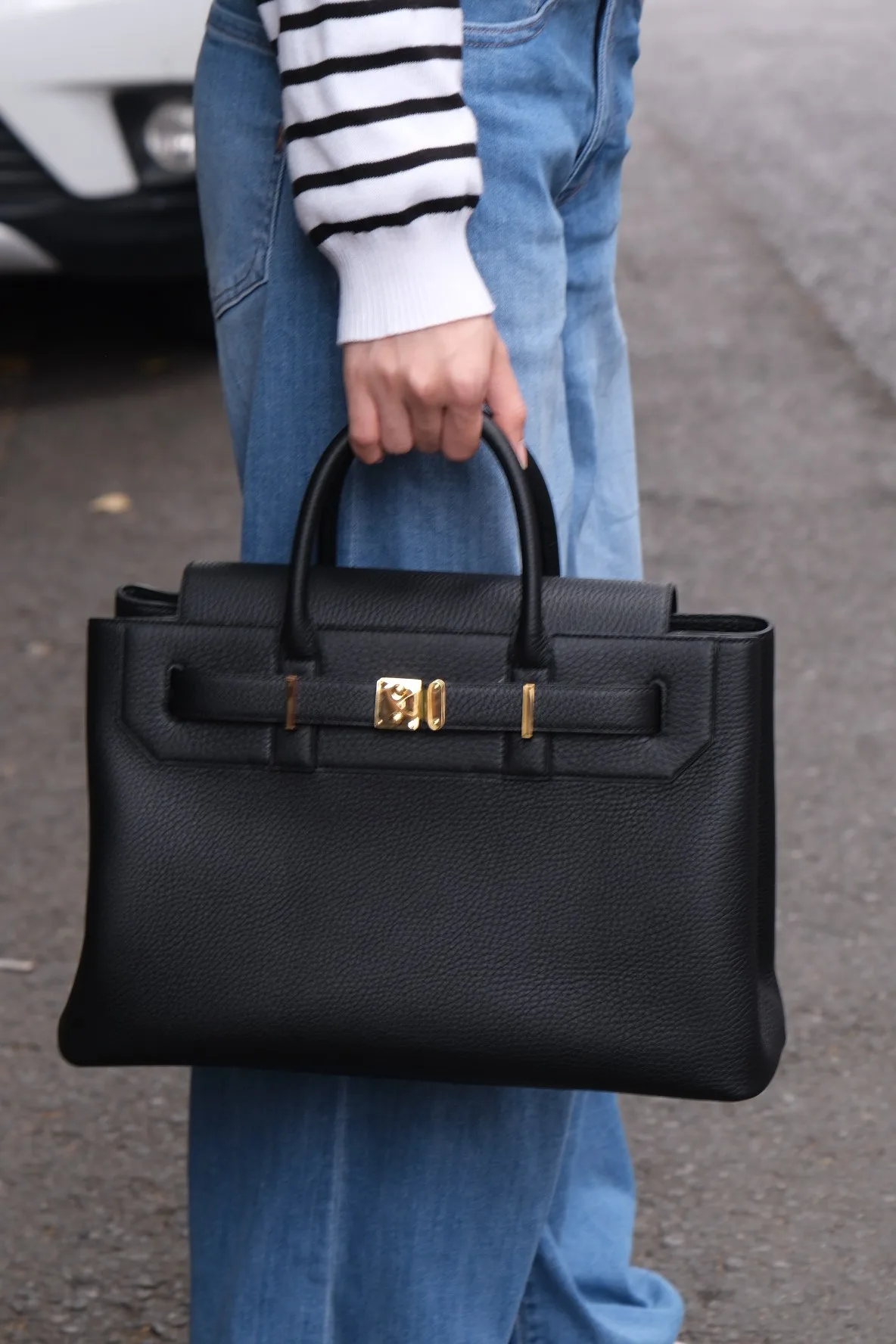 Ảnh Lifestyle Túi xách da Togo nắp gập đai cài khóa kim loại màu đen - Koi Leather