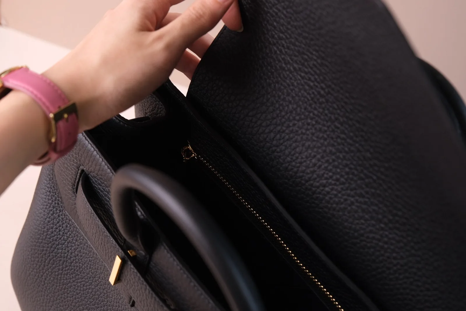 Ảnh Studio Túi xách da Togo nắp gập đai cài khóa kim loại màu đen - Koi Leather