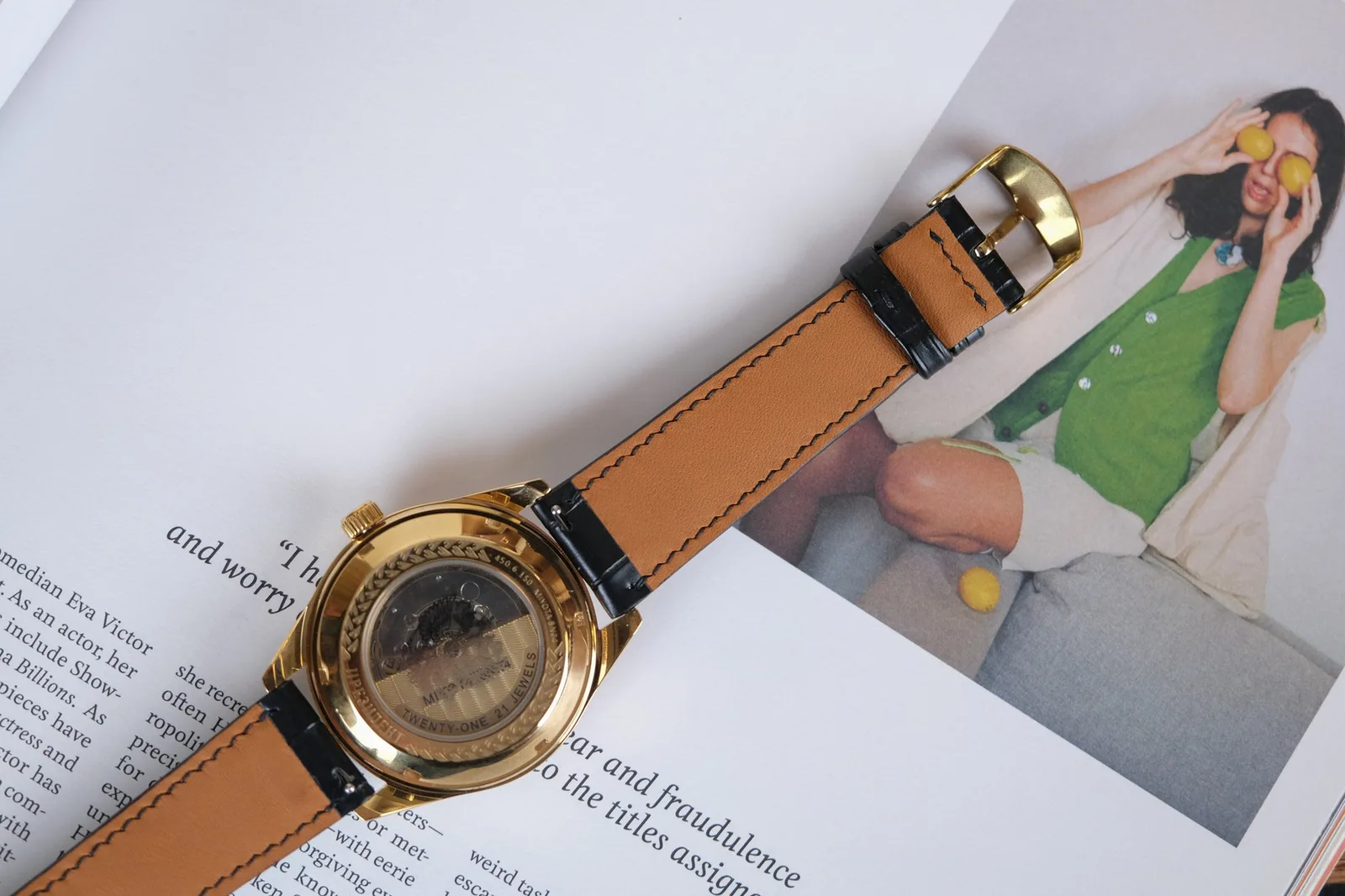 Ảnh Lifestyle Dây đồng hồ da cá sấu màu đen may chỉ tiệp màu - Koi Leather