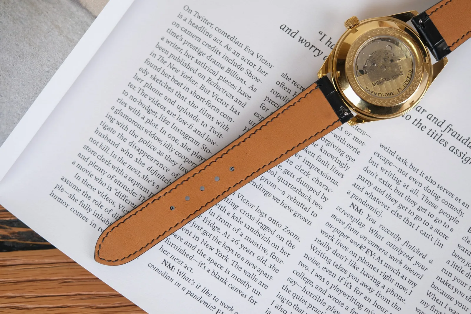 Ảnh Lifestyle Dây đồng hồ da cá sấu màu đen may chỉ tiệp màu - Koi Leather