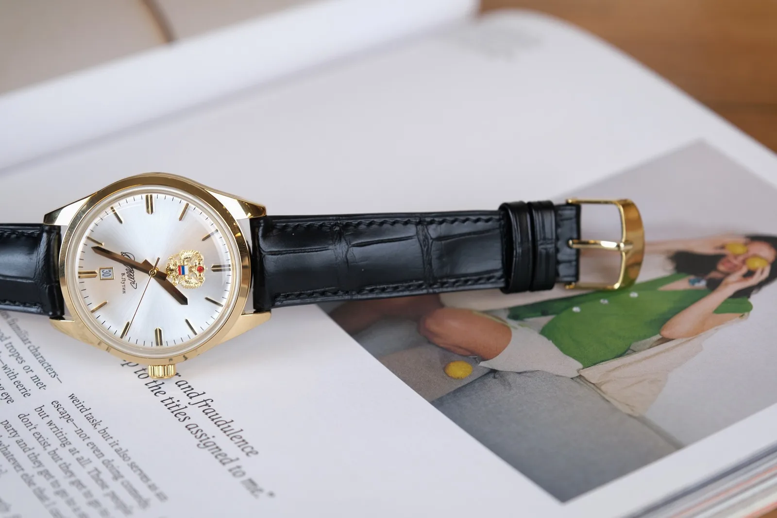 Ảnh Lifestyle Dây đồng hồ da cá sấu màu đen may chỉ tiệp màu - Koi Leather