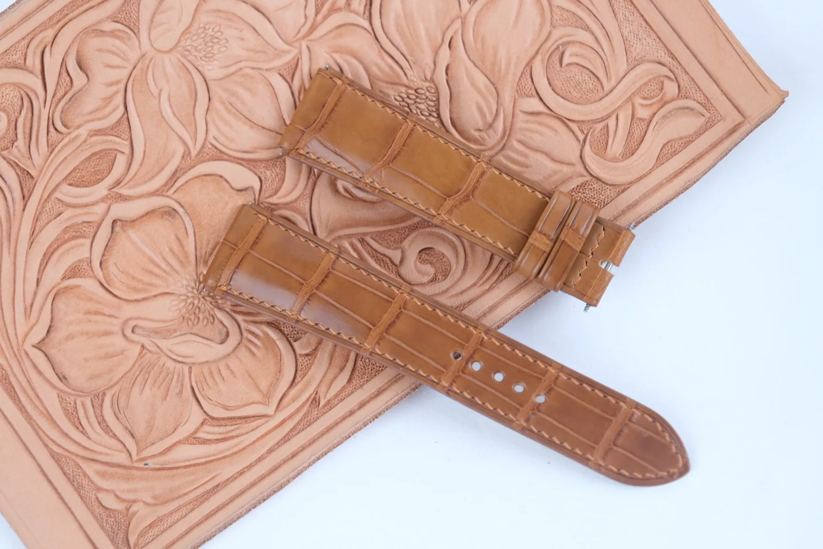 Ảnh Studio Dây đồng hồ da cá sấu vân bụng màu nâu vàng - Koi Leather