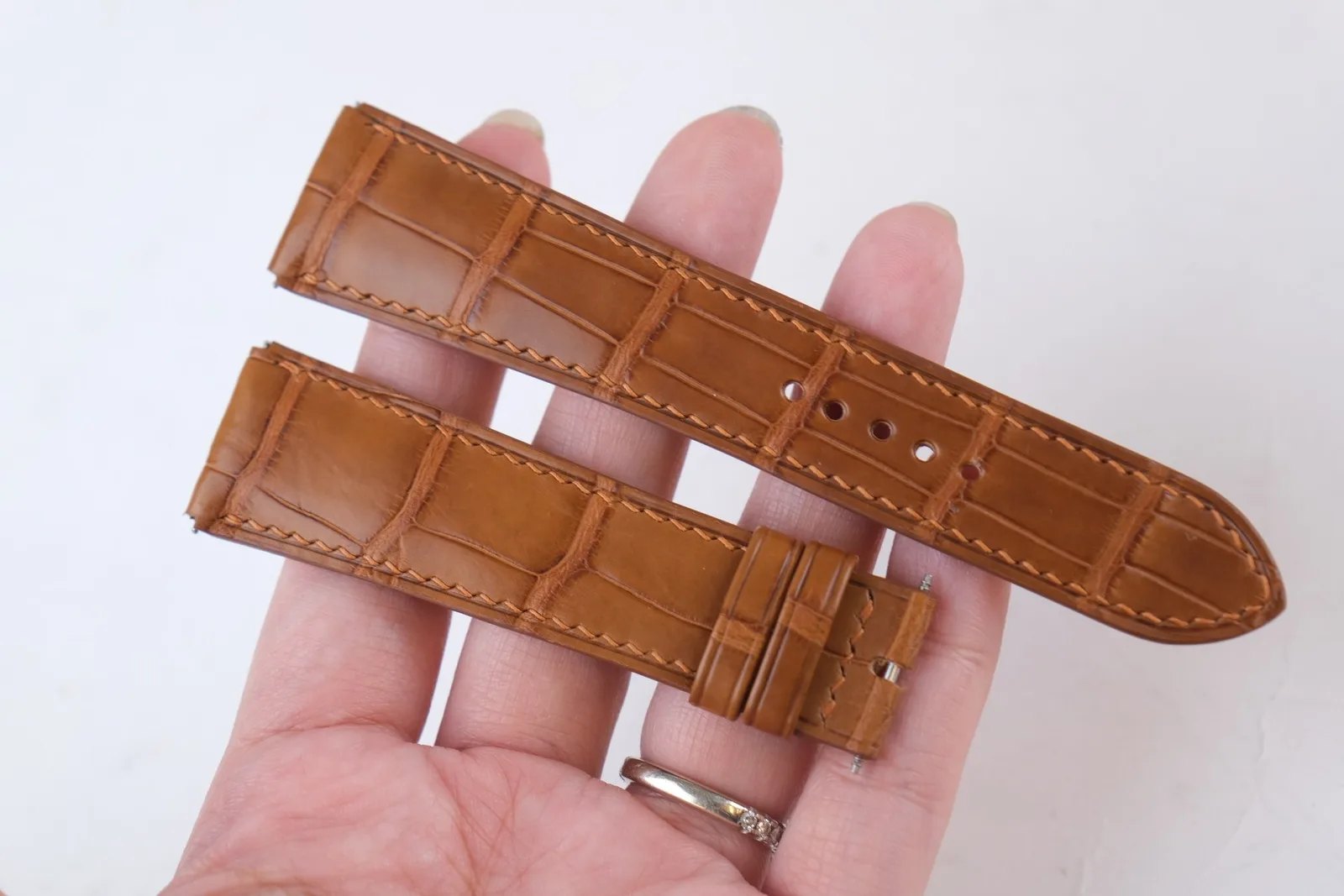 Ảnh Lifestyle Dây đồng hồ da cá sấu vân bụng màu nâu vàng - Koi Leather