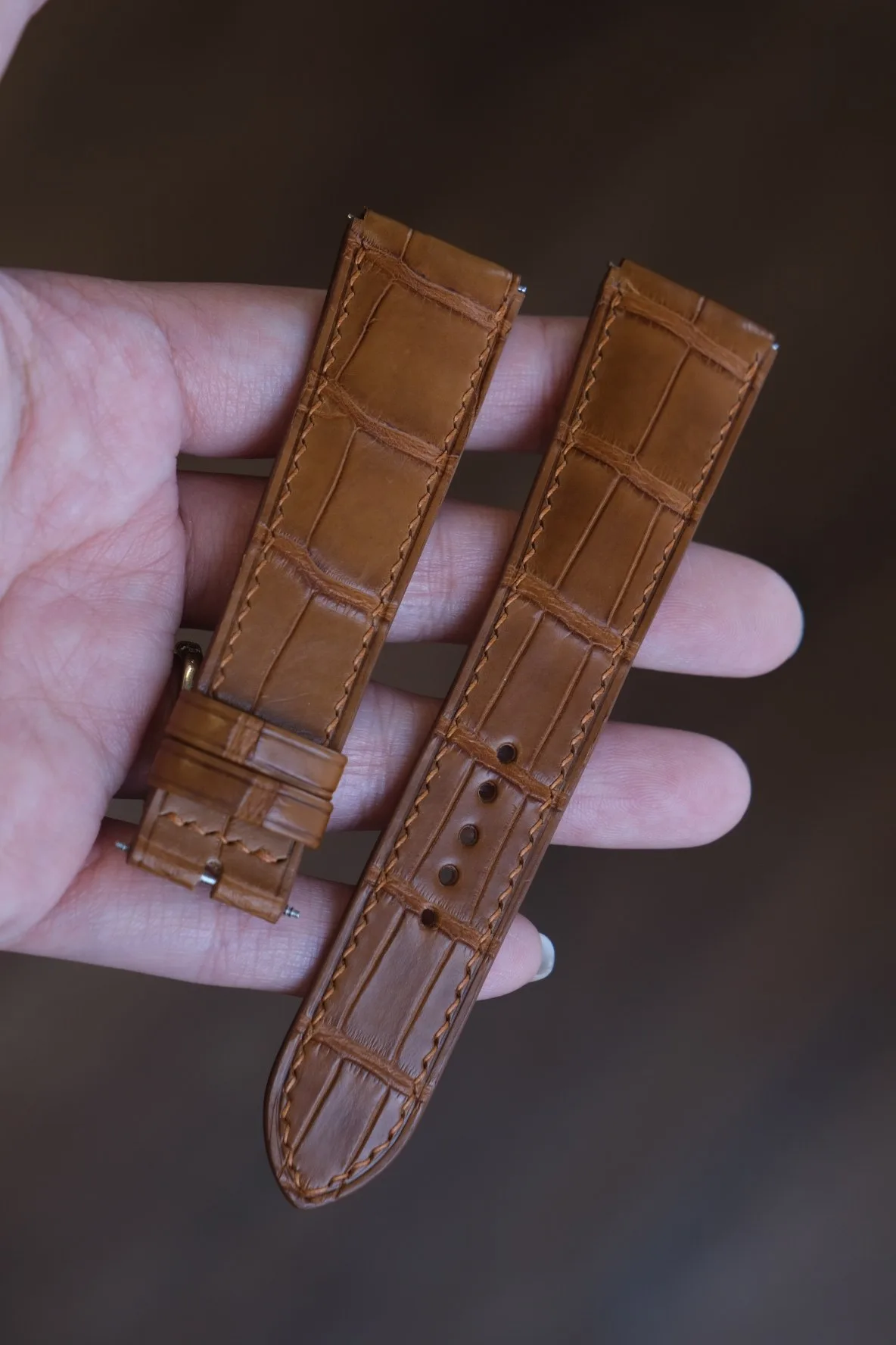Ảnh Lifestyle Dây đồng hồ da cá sấu vân bụng màu nâu vàng - Koi Leather