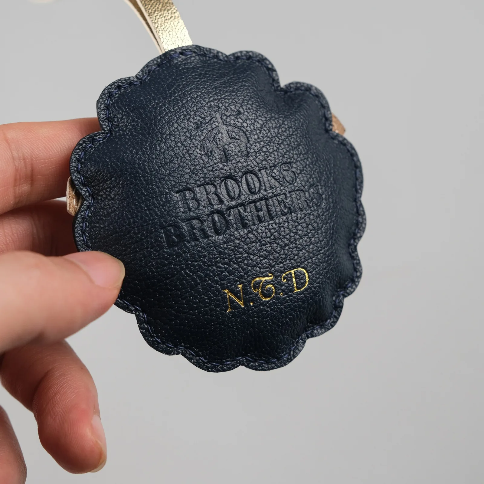 Ảnh Studio Lót ly da bò vân hạt viền lượn sóng màu xanh navy - Koi Leather