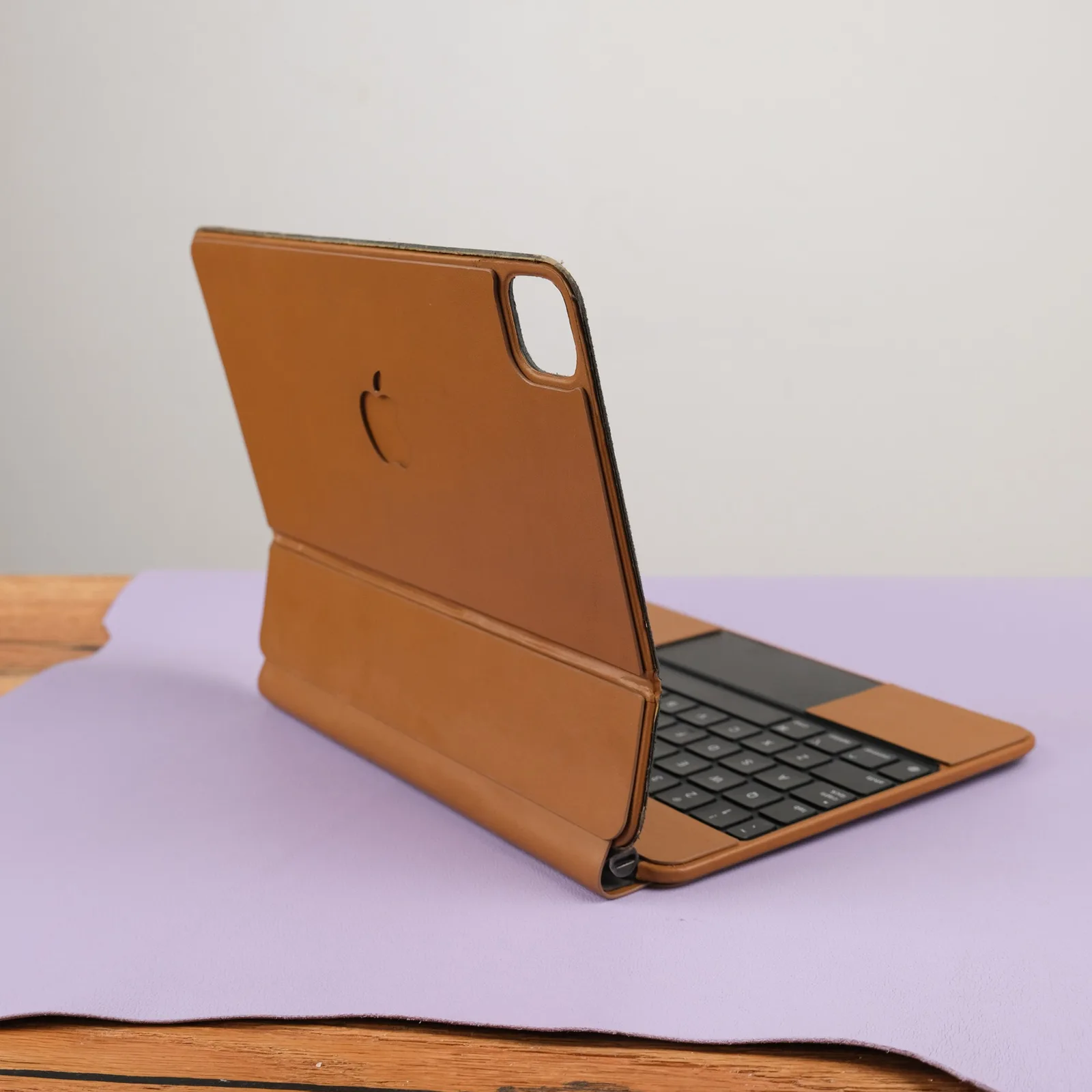Ảnh Studio Bao da bọc bàn phím iPad Magic Keyboard da bò màu nâu - Koi Leather