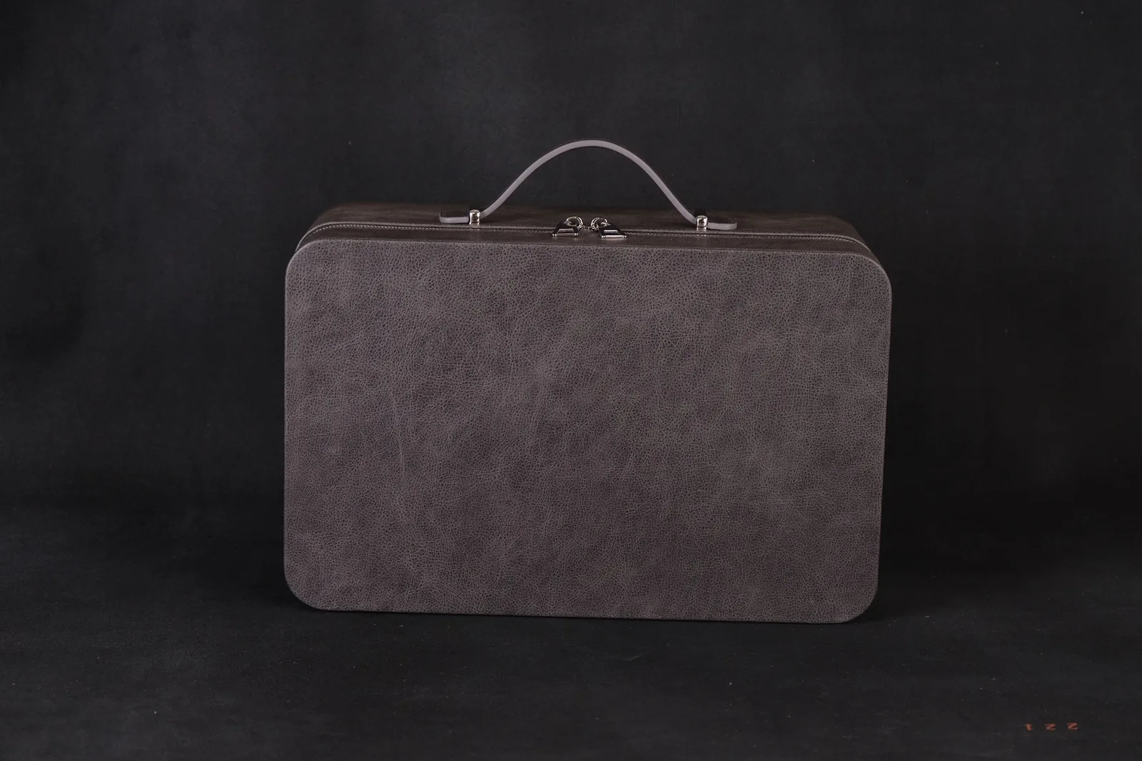 Ảnh Studio Vali da bò xách tay màu xám dáng hộp - Koi Leather