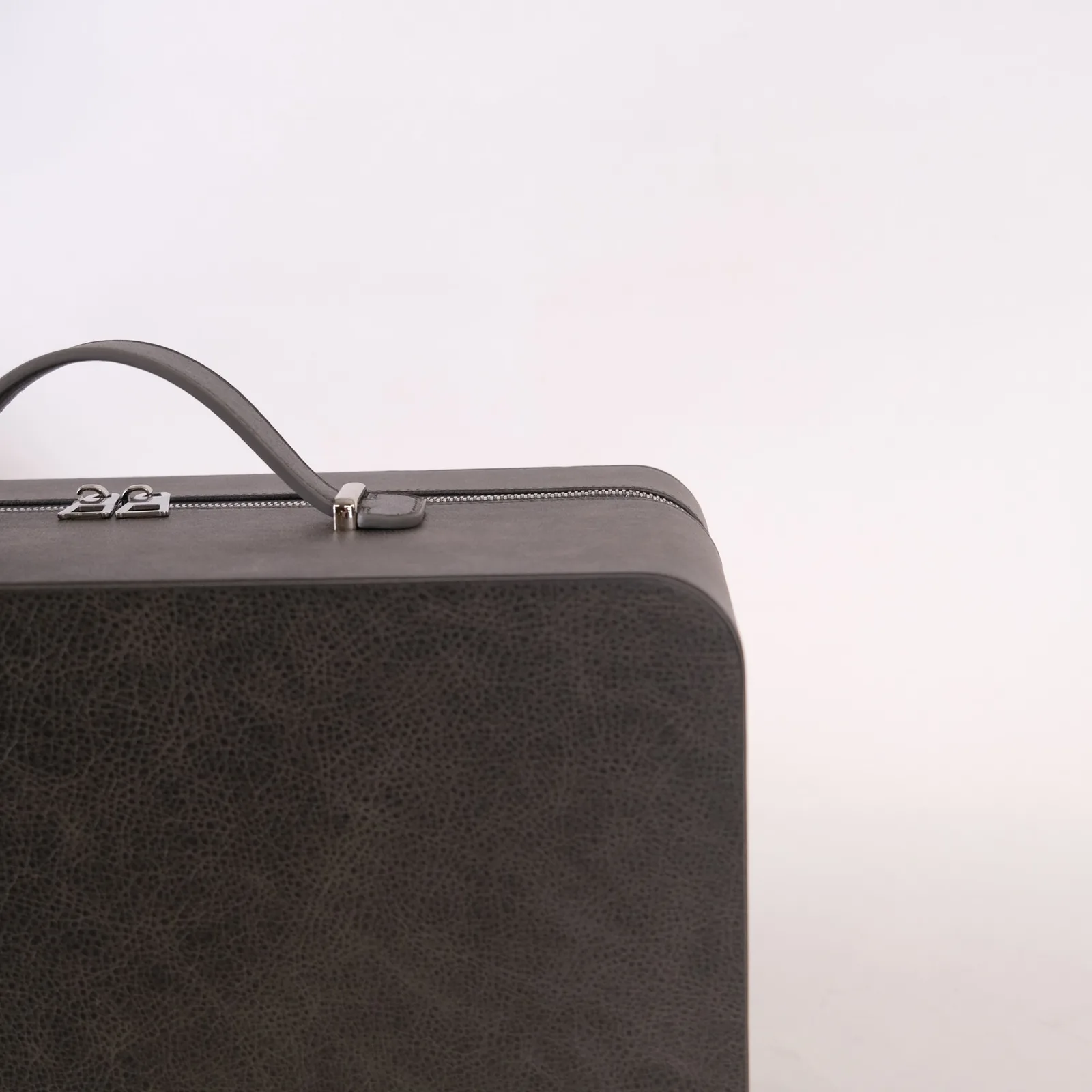 Ảnh Studio Vali da bò xách tay màu xám dáng hộp - Koi Leather