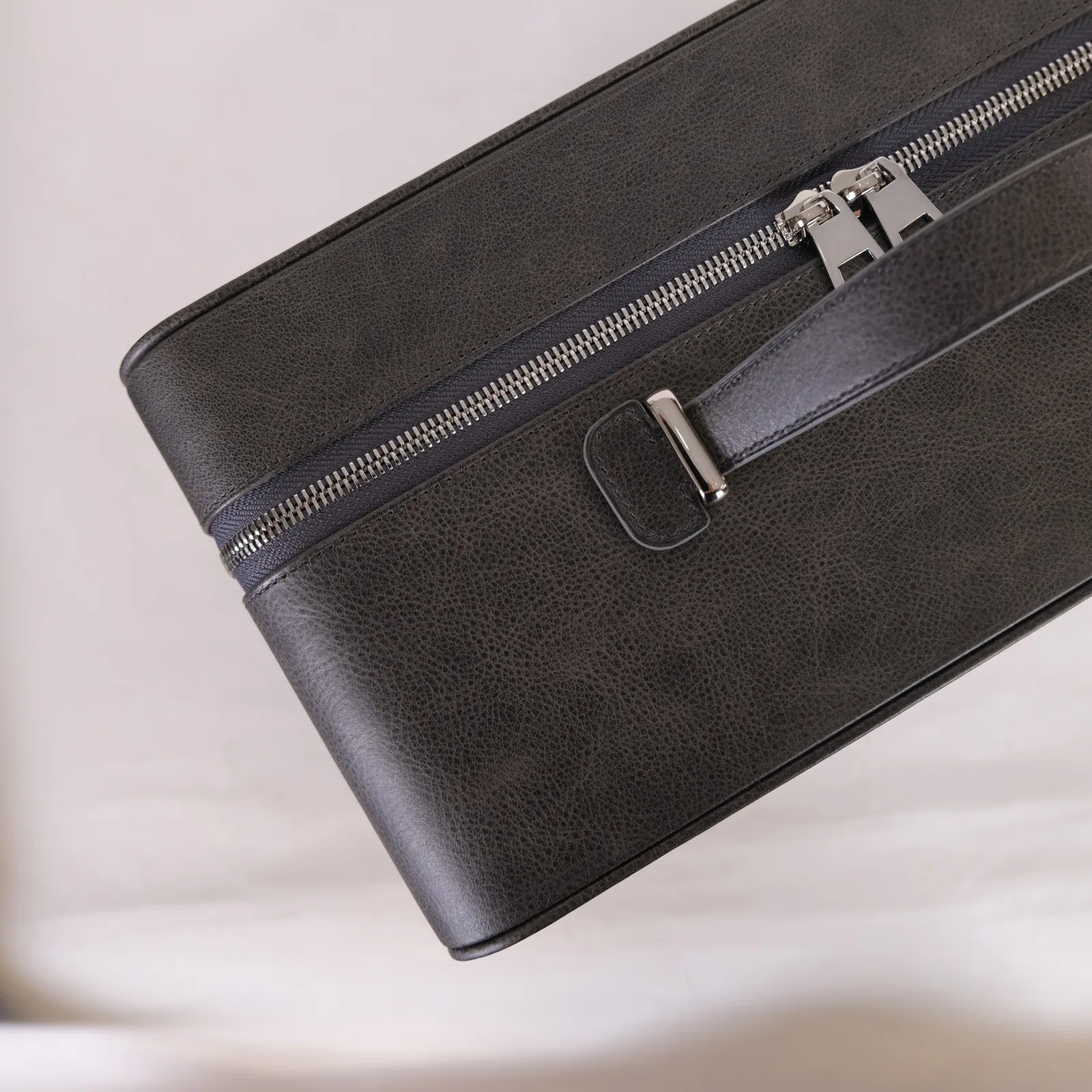 Ảnh Studio Vali da bò xách tay màu xám dáng hộp - Koi Leather