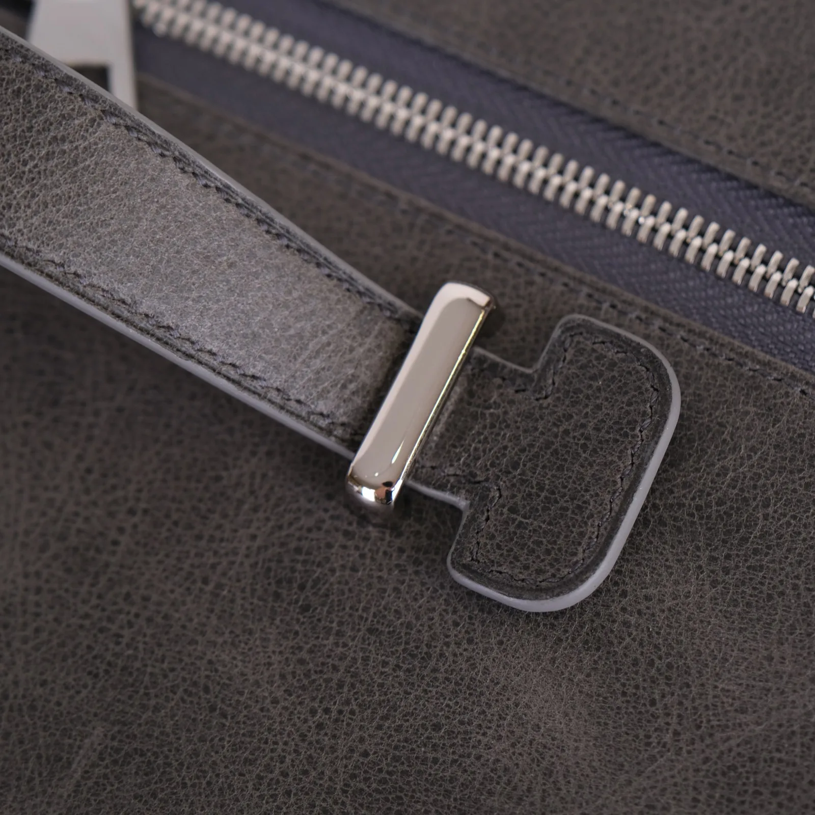 Ảnh Studio Vali da bò xách tay màu xám dáng hộp - Koi Leather
