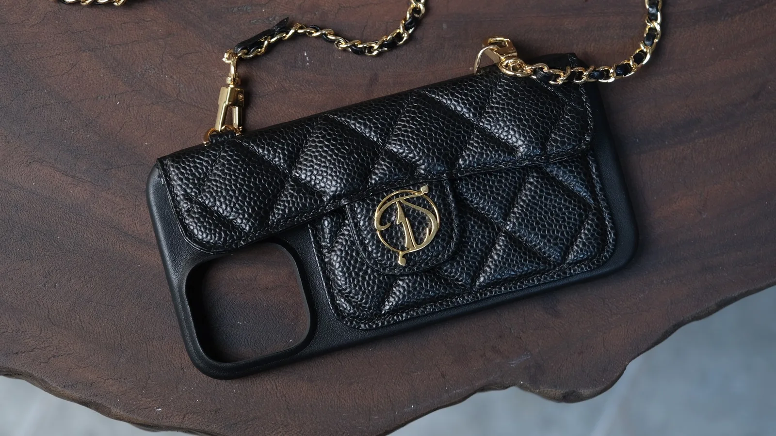 Ảnh Studio Ốp lưng điện thoại da Caviar chần trám màu đen kèm dây xích - Koi Leather