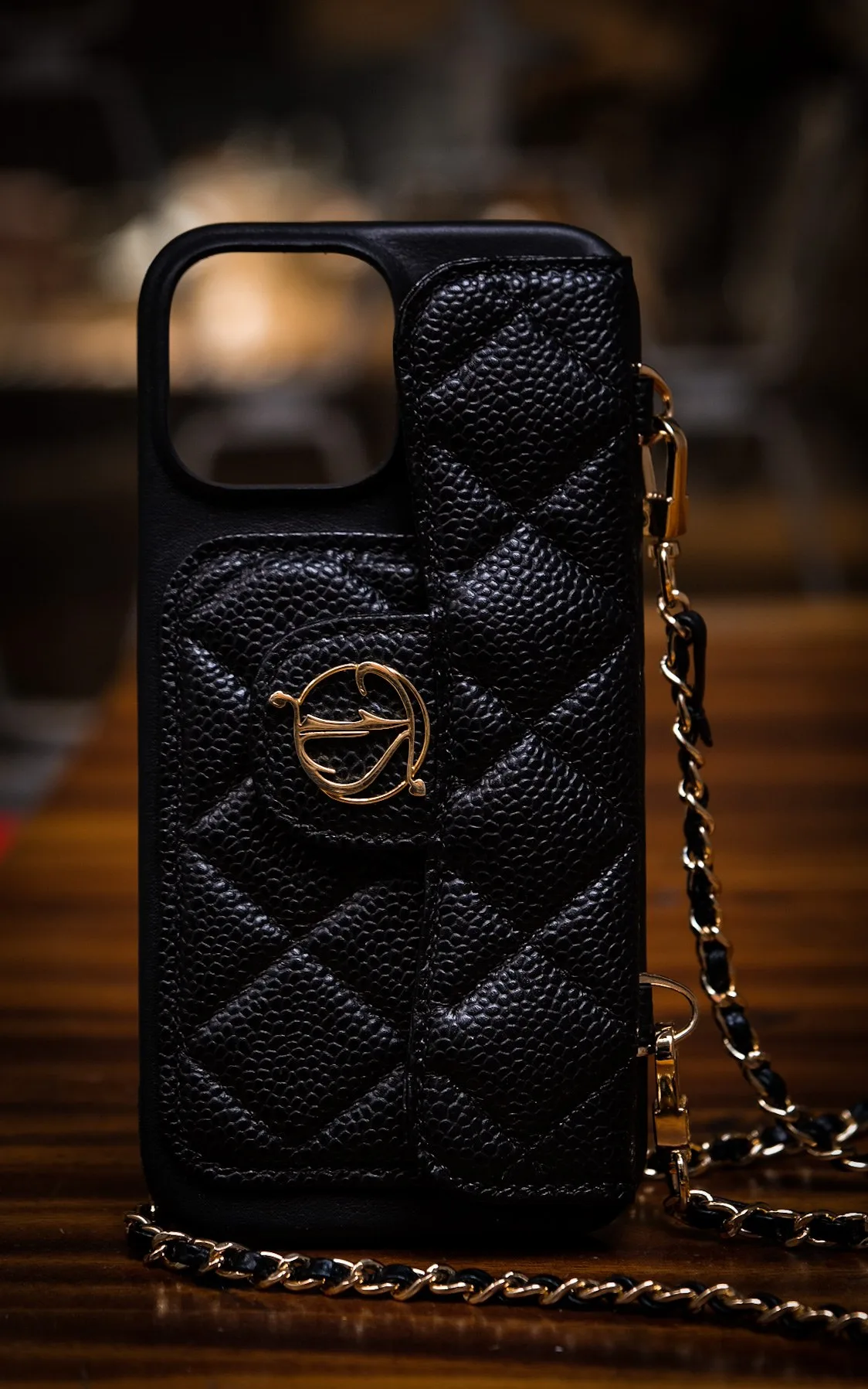Ảnh Studio Ốp lưng điện thoại da Caviar chần trám màu đen kèm dây xích - Koi Leather