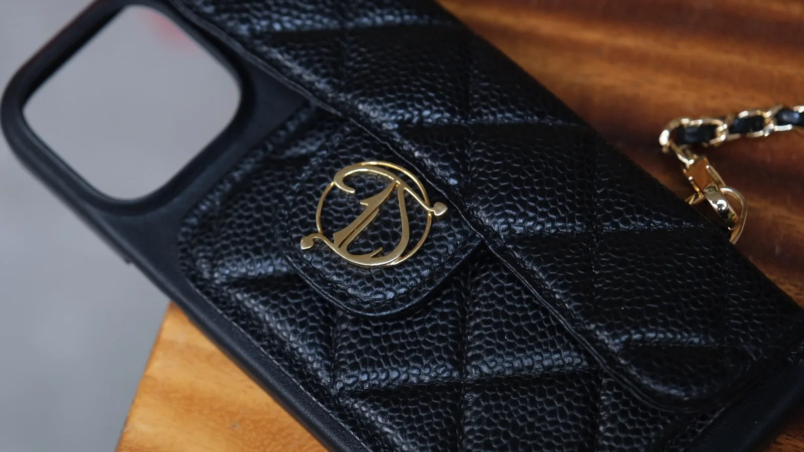 Ảnh Studio Ốp lưng điện thoại da Caviar chần trám màu đen kèm dây xích - Koi Leather