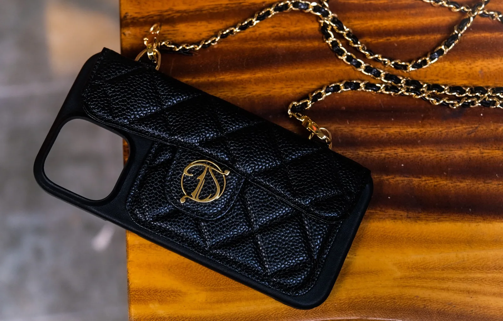 Ảnh Studio Ốp lưng điện thoại da Caviar chần trám màu đen kèm dây xích - Koi Leather