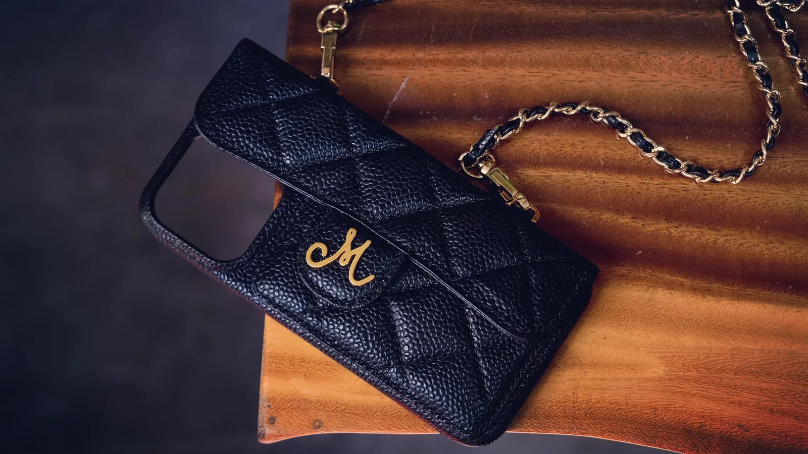 Ảnh Studio Ốp lưng điện thoại da Caviar chần trám màu đen kèm dây xích (Không kèm tag tên kim loại) - Koi Leather
