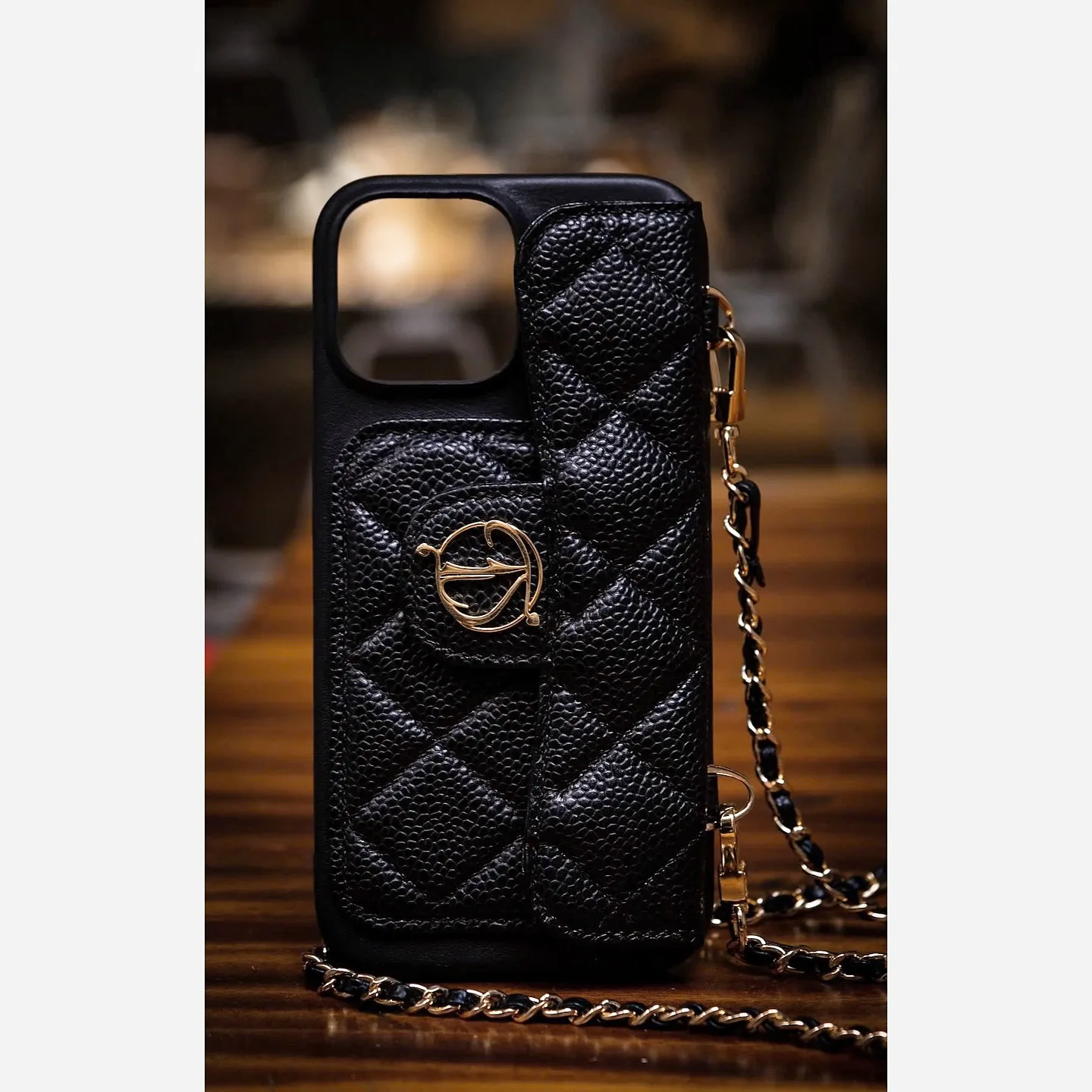 Ảnh Studio Ốp lưng điện thoại da Caviar chần trám màu đen kèm dây xích (Không kèm tag tên kim loại) - Koi Leather