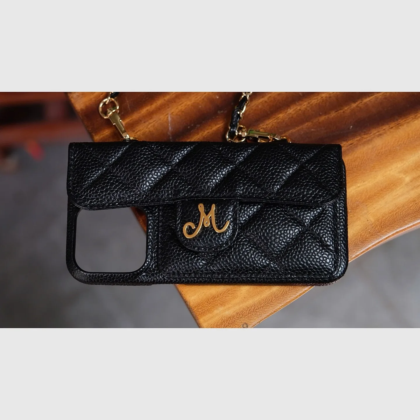 Ảnh Studio Ốp lưng điện thoại da Caviar chần trám màu đen kèm dây xích (Không kèm tag tên kim loại) - Koi Leather