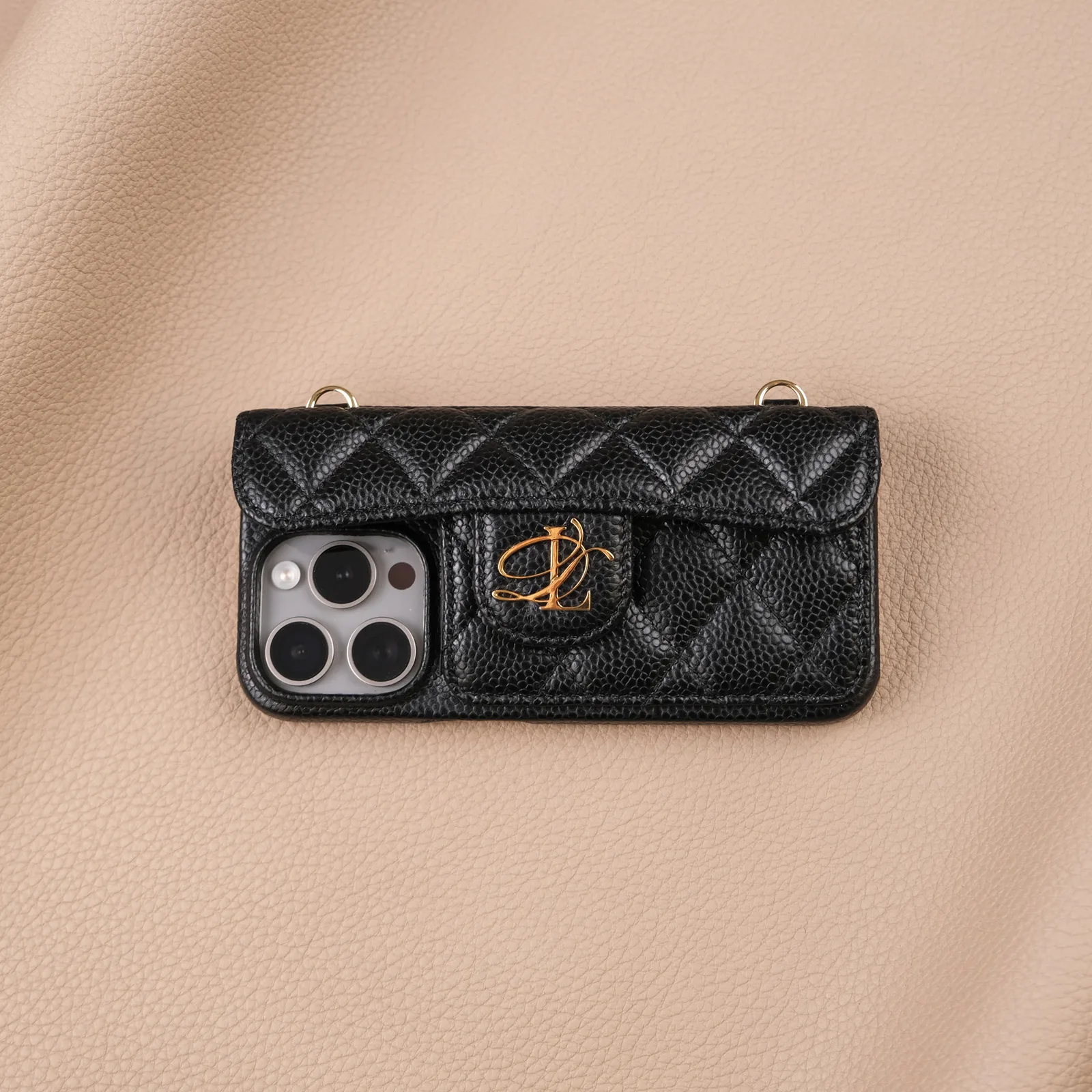 Ảnh Studio Ốp lưng điện thoại da Caviar chần trám màu đen kèm dây xích (Không kèm tag tên kim loại) - Koi Leather
