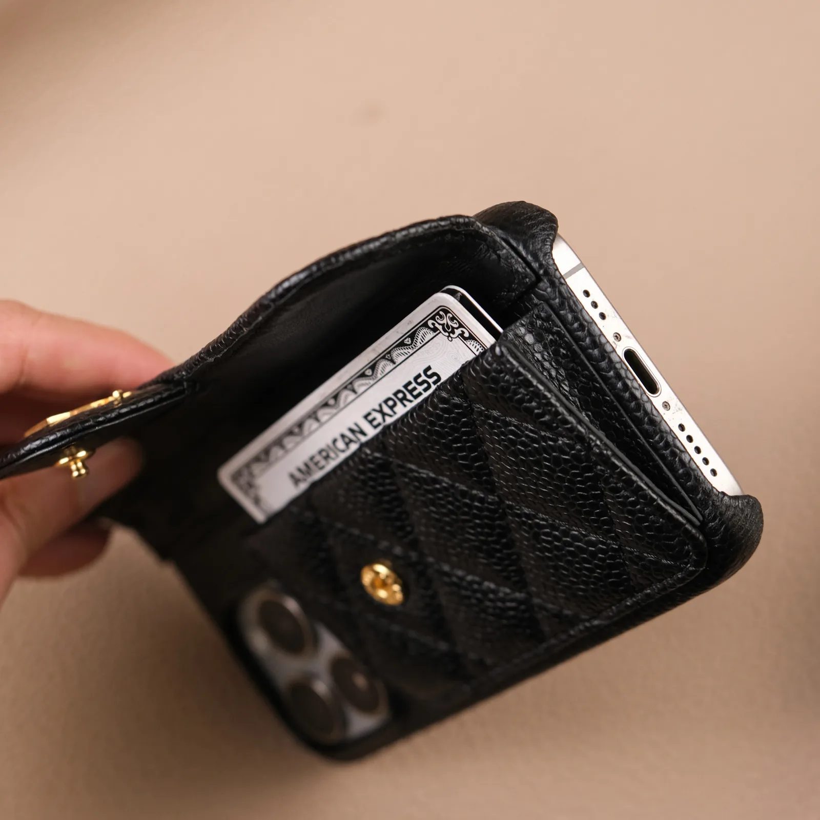Ảnh Studio Ốp lưng điện thoại da Caviar chần trám màu đen kèm dây xích (Không kèm tag tên kim loại) - Koi Leather
