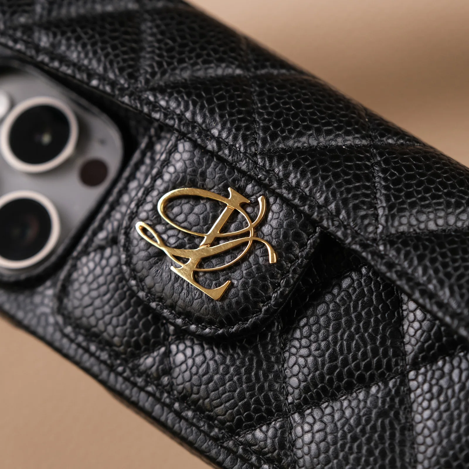 Ảnh Studio Ốp lưng điện thoại da Caviar chần trám màu đen kèm dây xích (Không kèm tag tên kim loại) - Koi Leather
