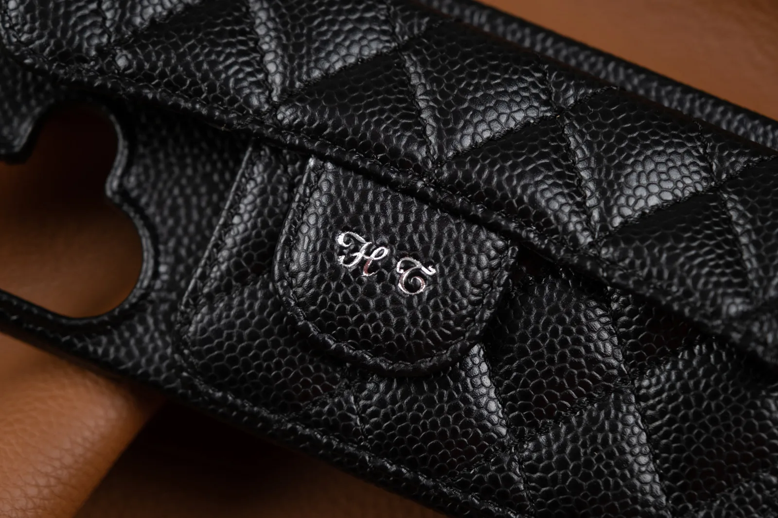 Ảnh Studio Ốp lưng điện thoại da Caviar chần trám màu đen kèm dây xích (Không kèm tag tên kim loại) - Koi Leather