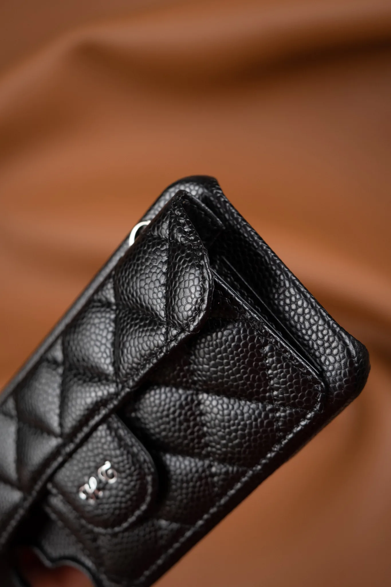 Ảnh Studio Ốp lưng điện thoại da Caviar chần trám màu đen kèm dây xích (Không kèm tag tên kim loại) - Koi Leather
