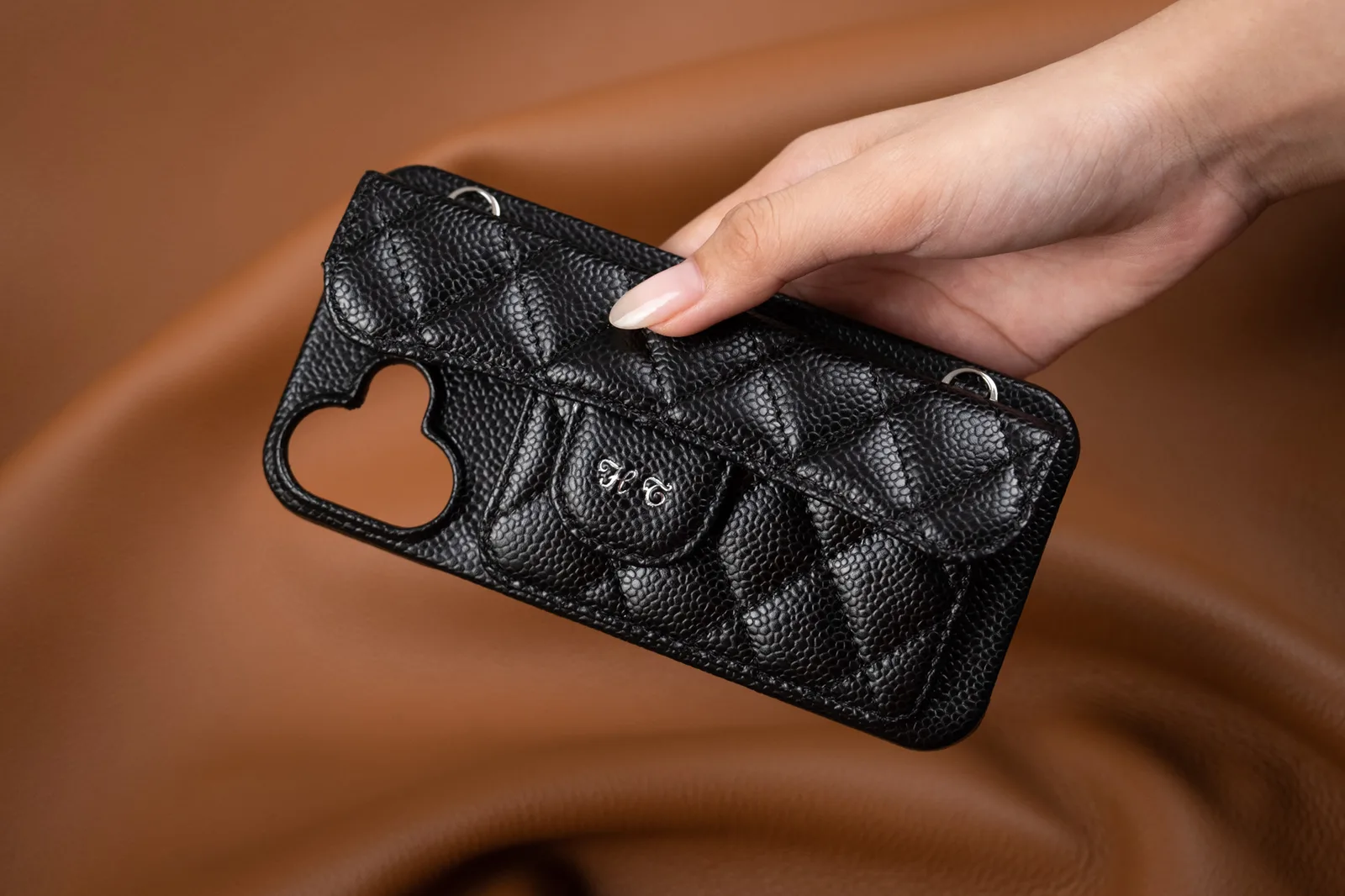 Ảnh Studio Ốp lưng điện thoại da Caviar chần trám màu đen kèm dây xích (Không kèm tag tên kim loại) - Koi Leather