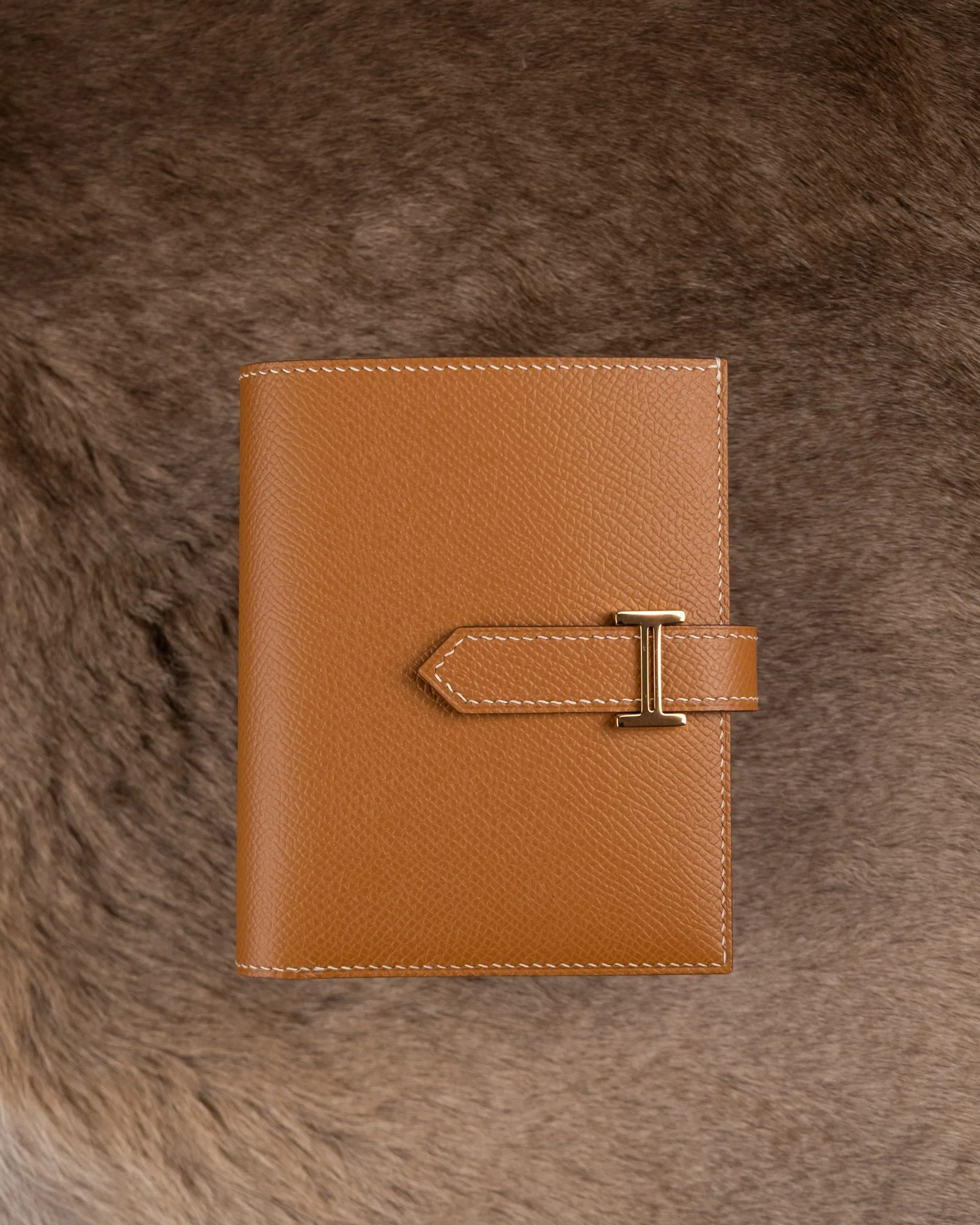 Ảnh Studio Ví gập da Epsom màu Gold quai cài kim loại - Koi Leather
