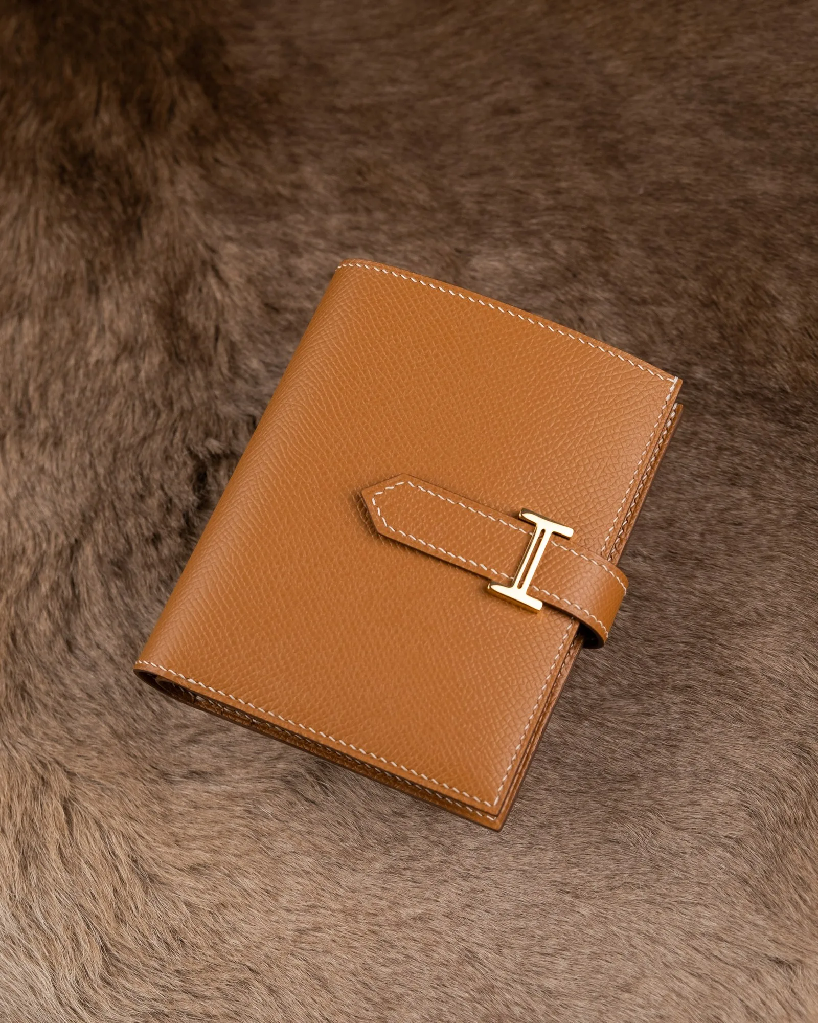 Ảnh Studio Ví gập da Epsom màu Gold quai cài kim loại - Koi Leather