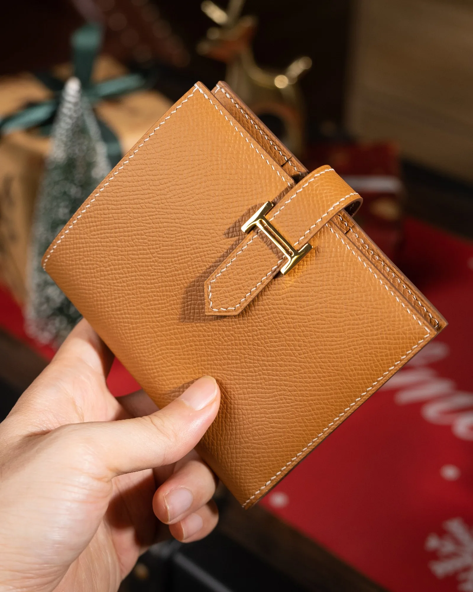 Ảnh Lifestyle Ví gập da Epsom màu Gold quai cài kim loại - Koi Leather