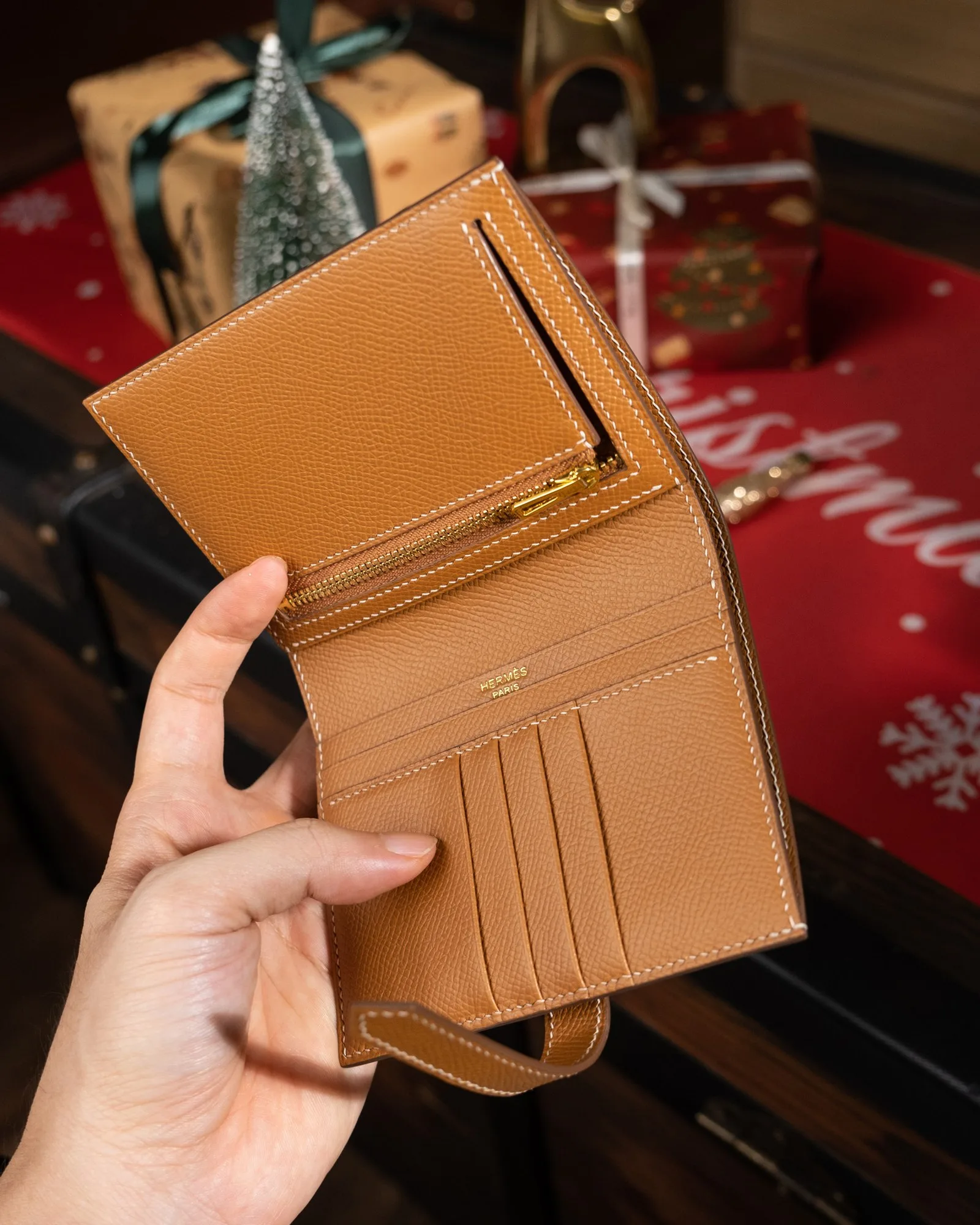 Ảnh Lifestyle Ví gập da Epsom màu Gold quai cài kim loại - Koi Leather
