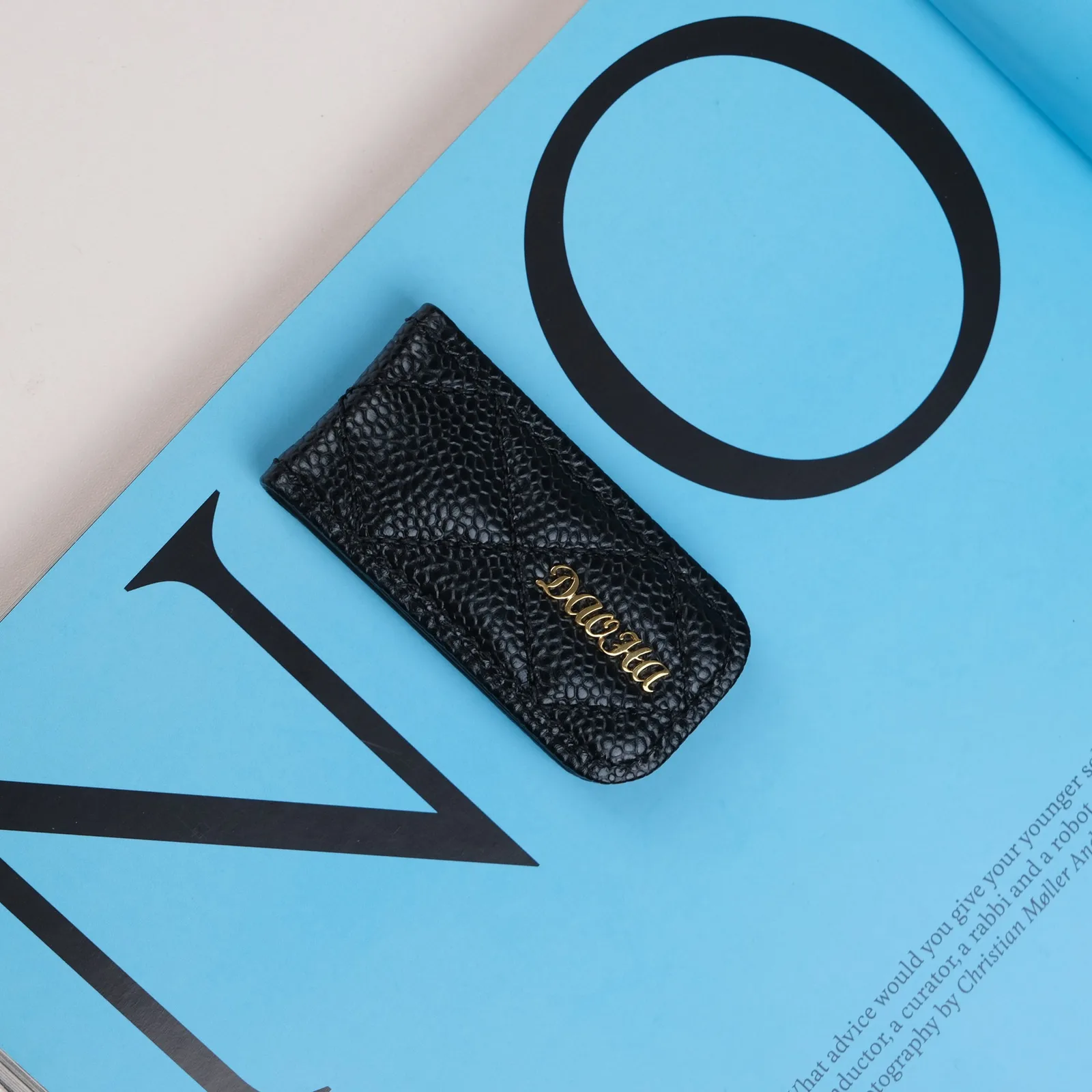 Ảnh Studio Kẹp tiền nam châm da Caviar chần trám màu đen - Koi Leather