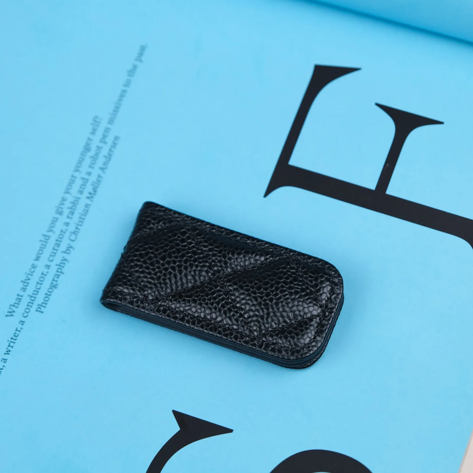 Ảnh Studio Kẹp tiền nam châm da Caviar chần trám màu đen - Koi Leather