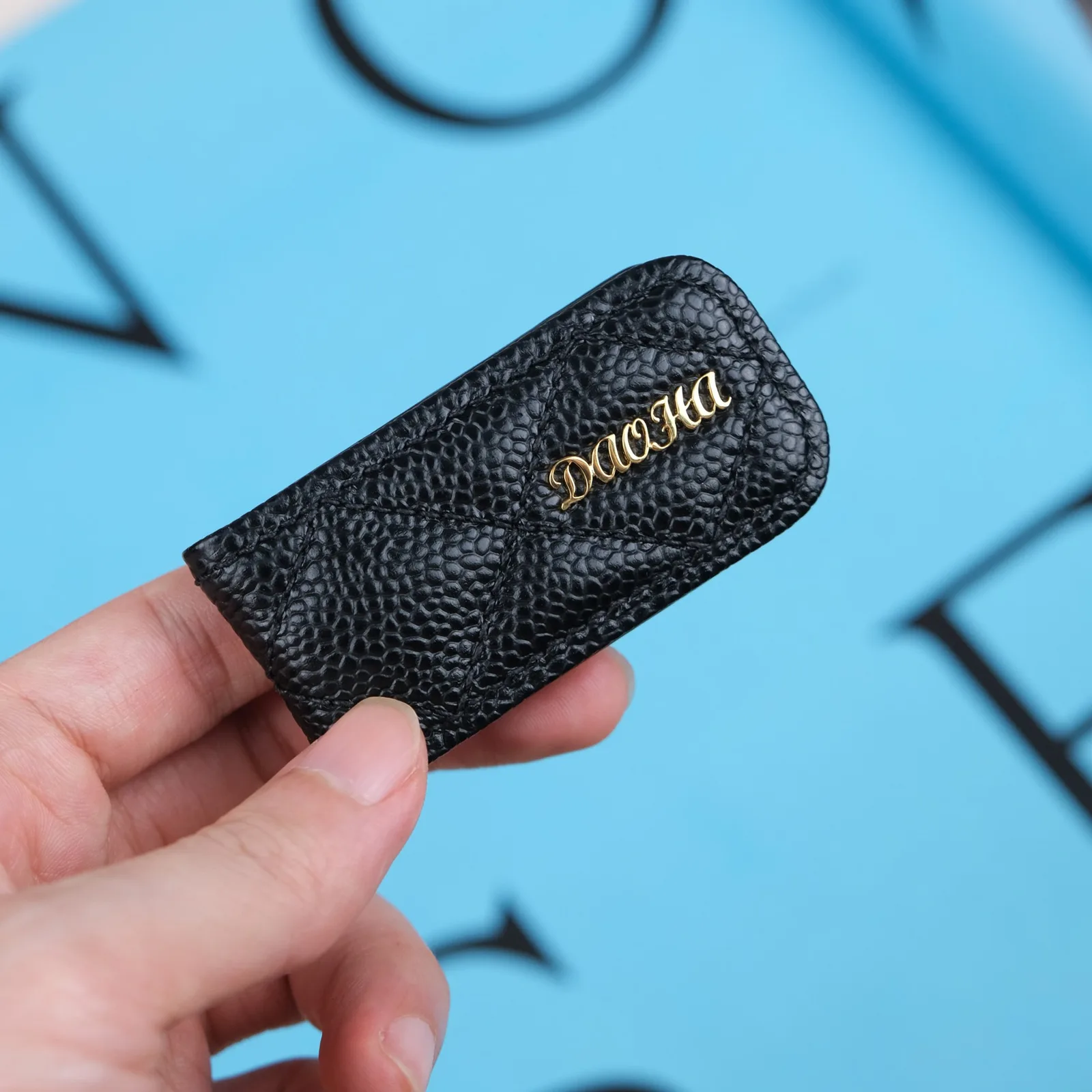 Ảnh Lifestyle Kẹp tiền nam châm da Caviar chần trám màu đen - Koi Leather