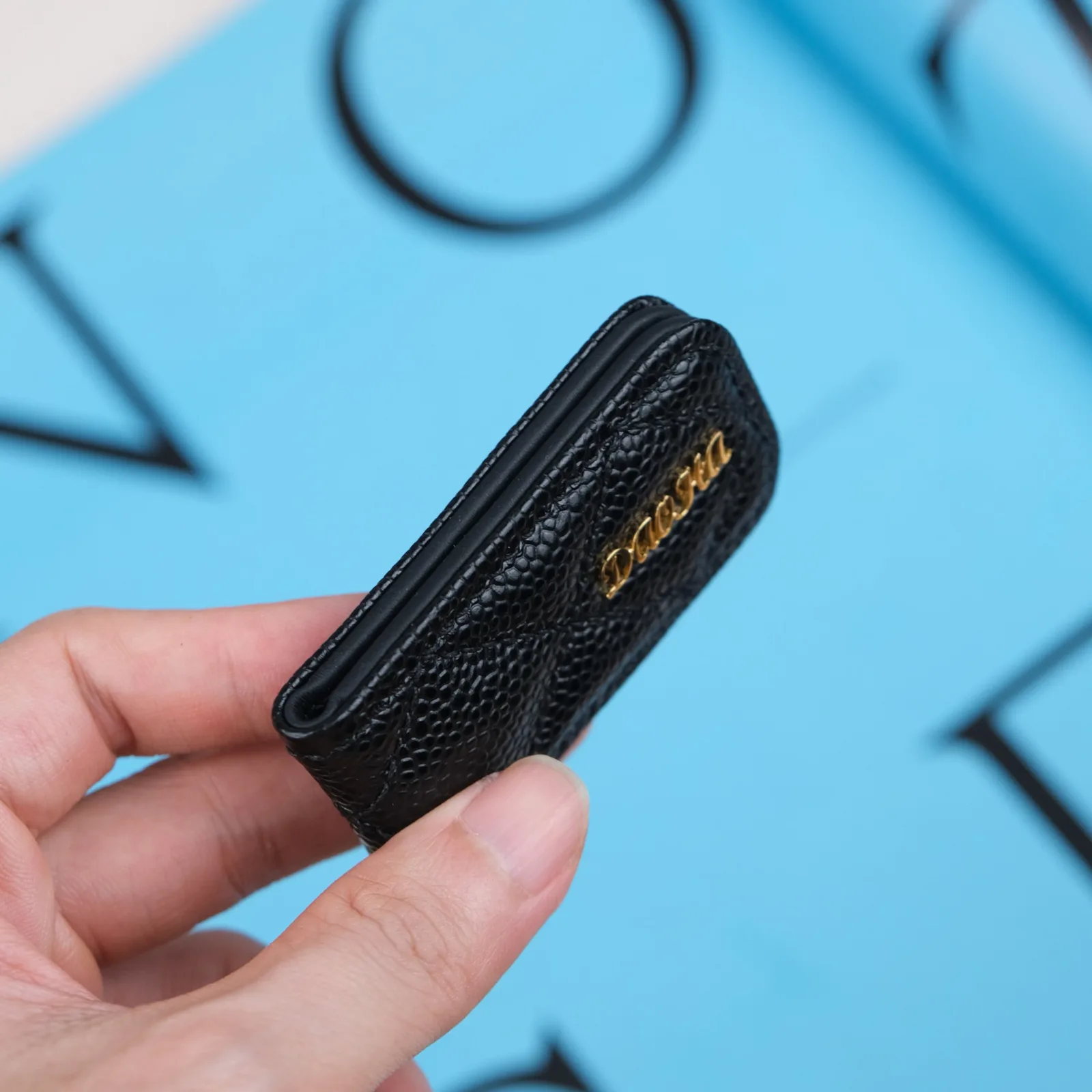 Ảnh Lifestyle Kẹp tiền nam châm da Caviar chần trám màu đen - Koi Leather