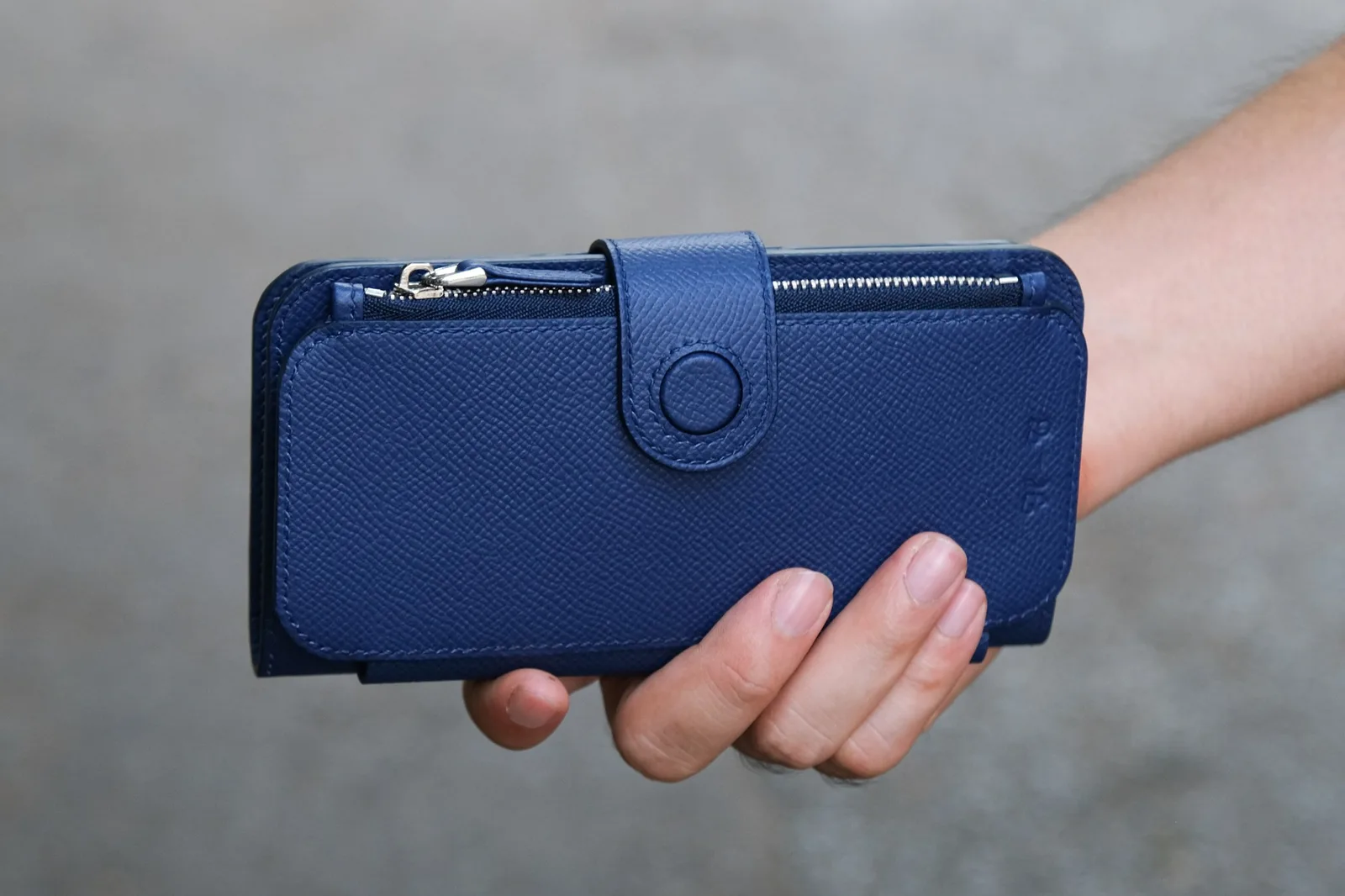 Ảnh Lifestyle Bao da điện thoại dạng ví da Epsom màu xanh dương - Koi Leather