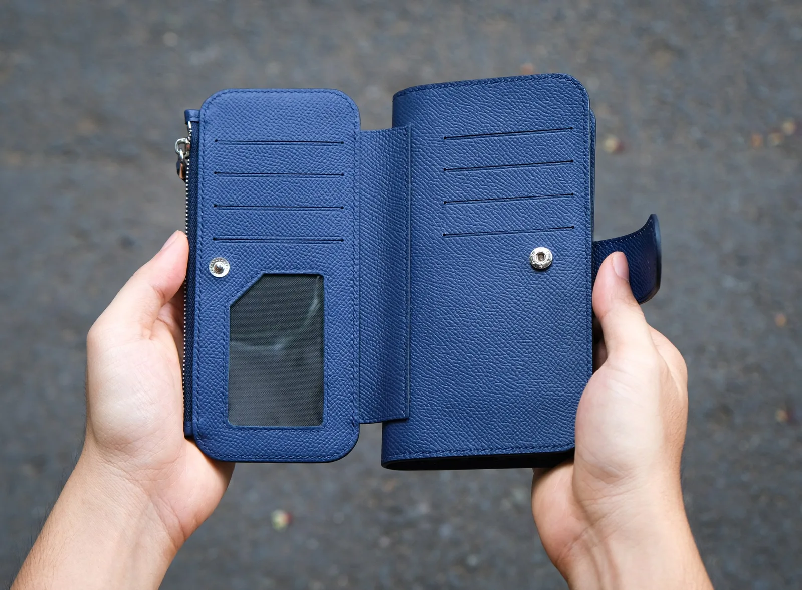 Ảnh Lifestyle Bao da điện thoại dạng ví da Epsom màu xanh dương - Koi Leather