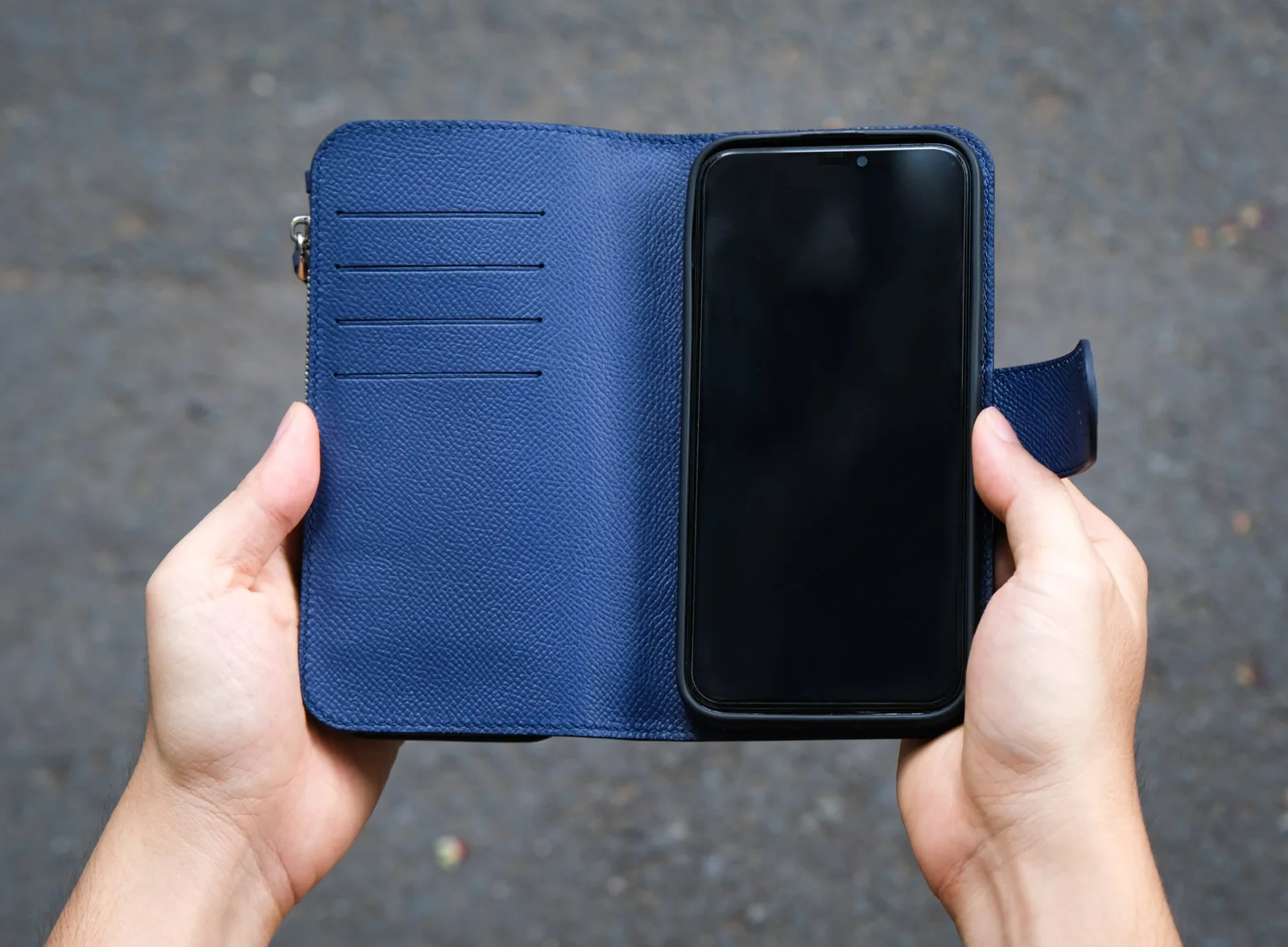 Ảnh Lifestyle Bao da điện thoại dạng ví da Epsom màu xanh dương - Koi Leather