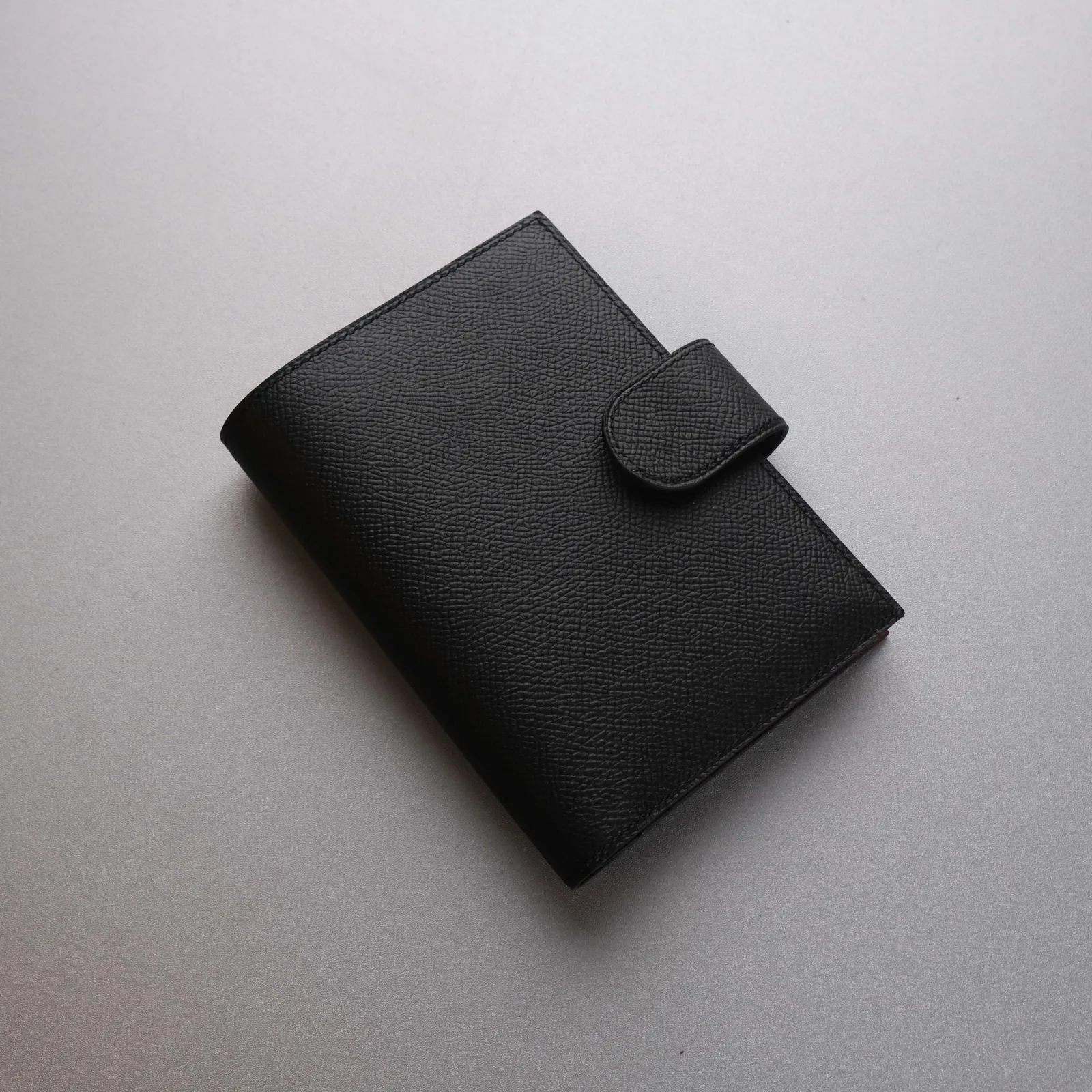 Ảnh Studio Bao da hộ chiếu Epsom đen phối đỏ rượu có quai bấm - Koi Leather