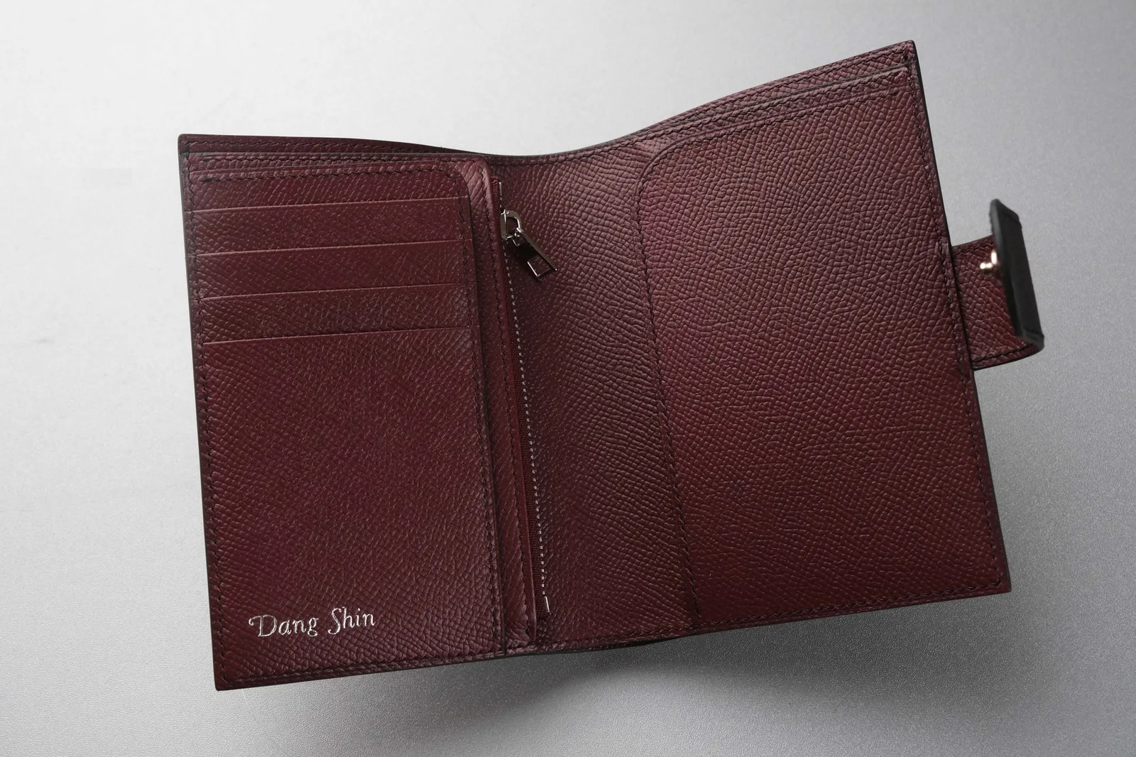 Ảnh Studio Bao da hộ chiếu Epsom đen phối đỏ rượu có quai bấm - Koi Leather