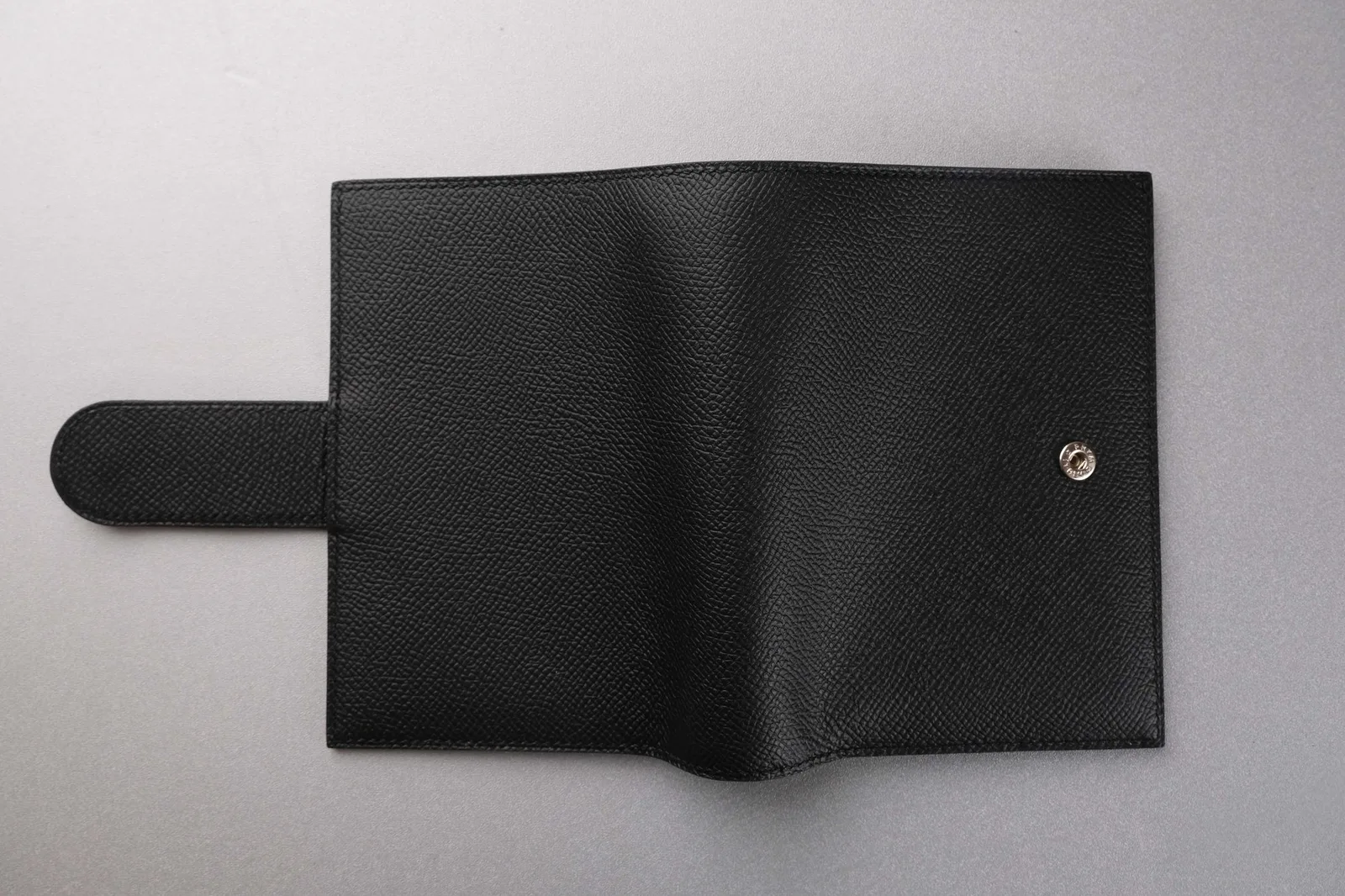 Ảnh Studio Bao da hộ chiếu Epsom đen phối đỏ rượu có quai bấm - Koi Leather