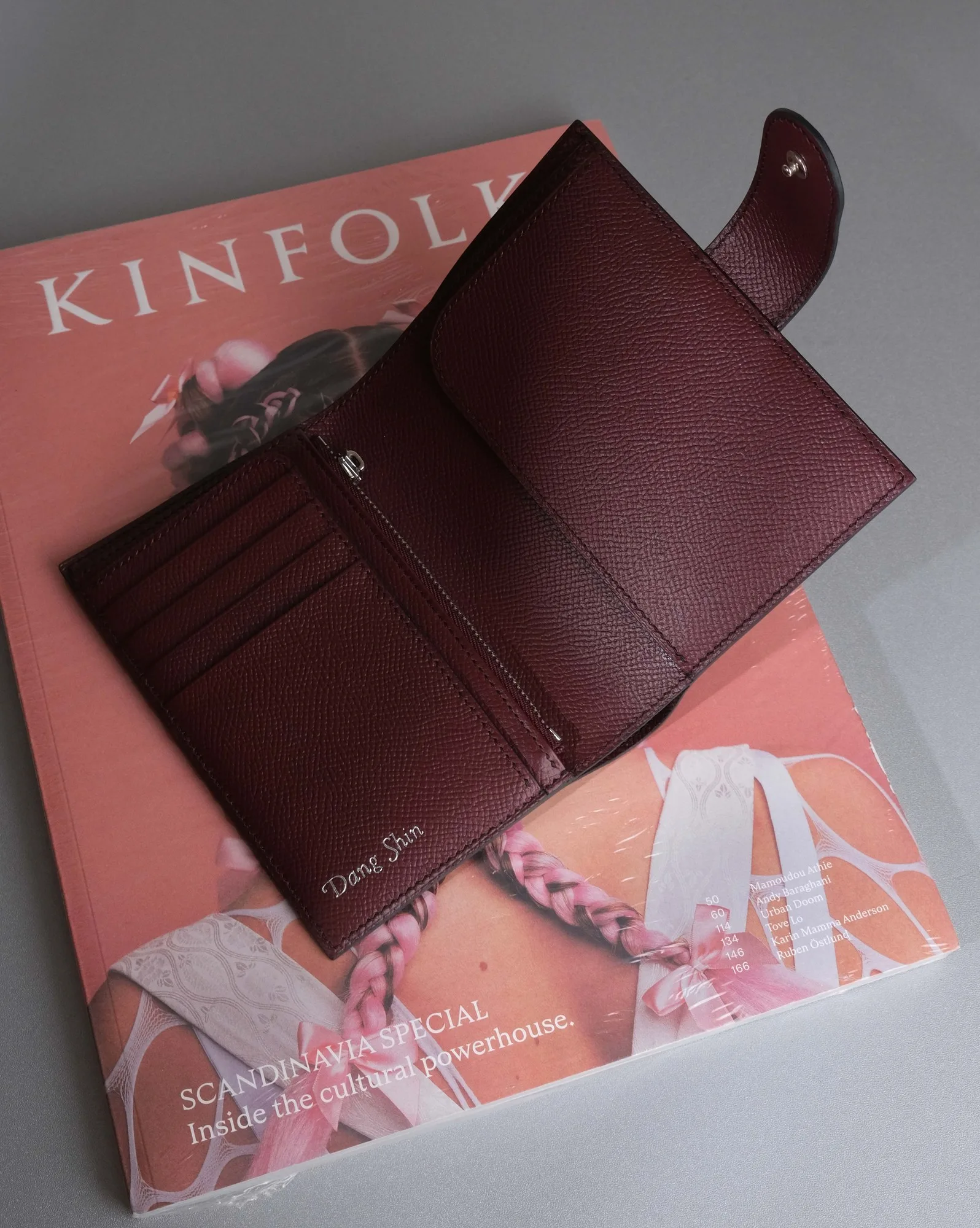 Ảnh Lifestyle Bao da hộ chiếu Epsom đen phối đỏ rượu có quai bấm - Koi Leather