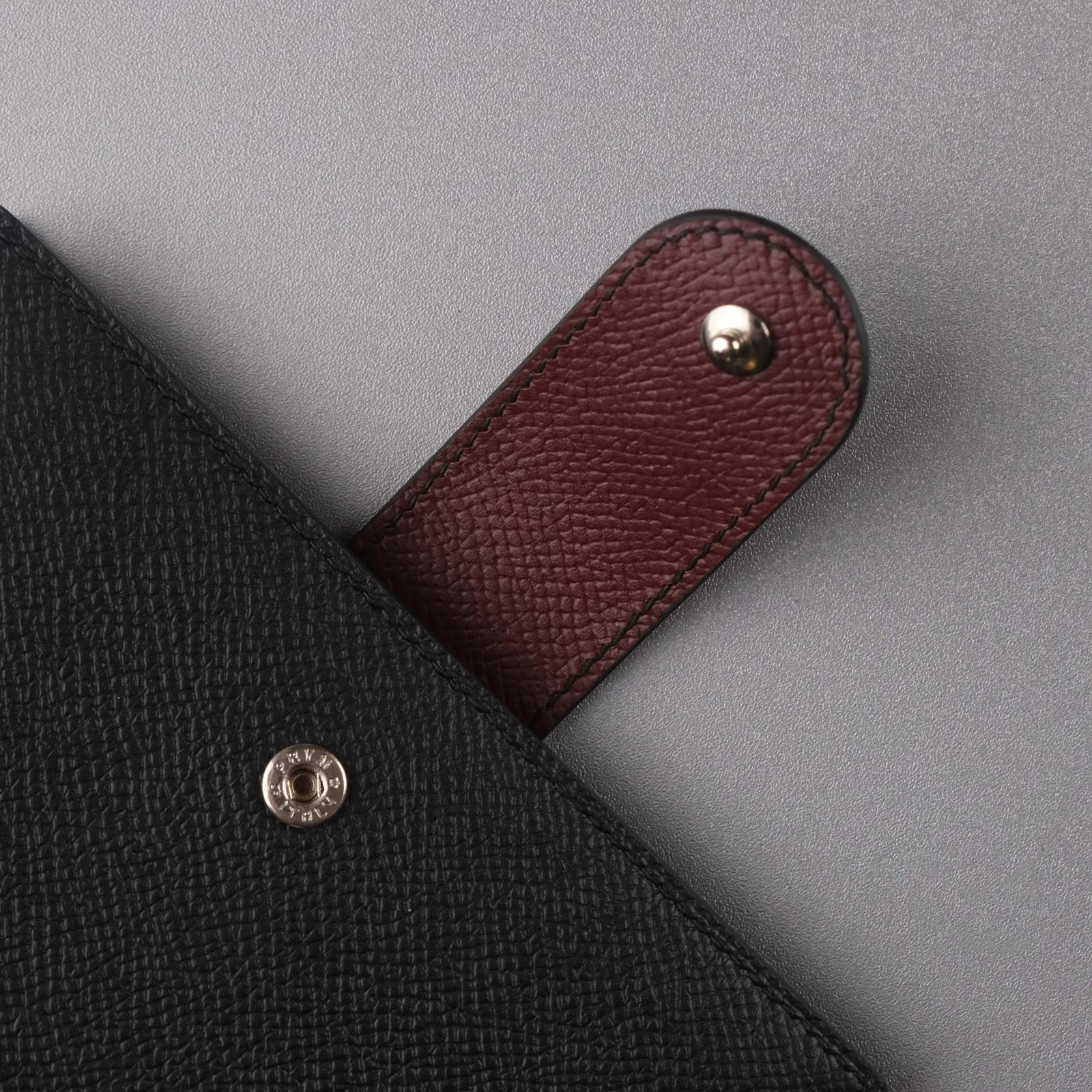 Ảnh Studio Bao da hộ chiếu Epsom đen phối đỏ rượu có quai bấm - Koi Leather