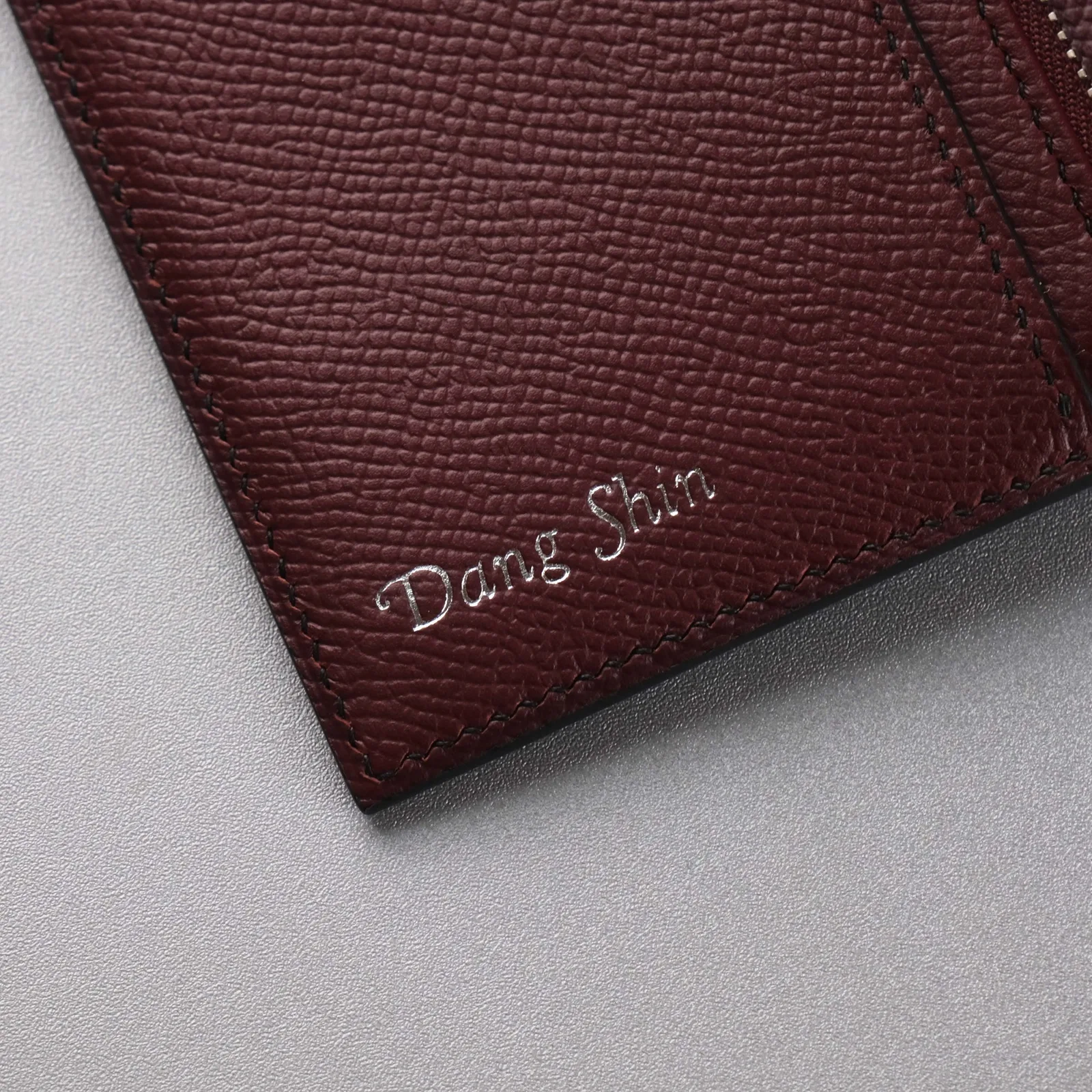 Ảnh Bao da hộ chiếu Epsom đen phối đỏ rượu có quai bấm - Koi Leather