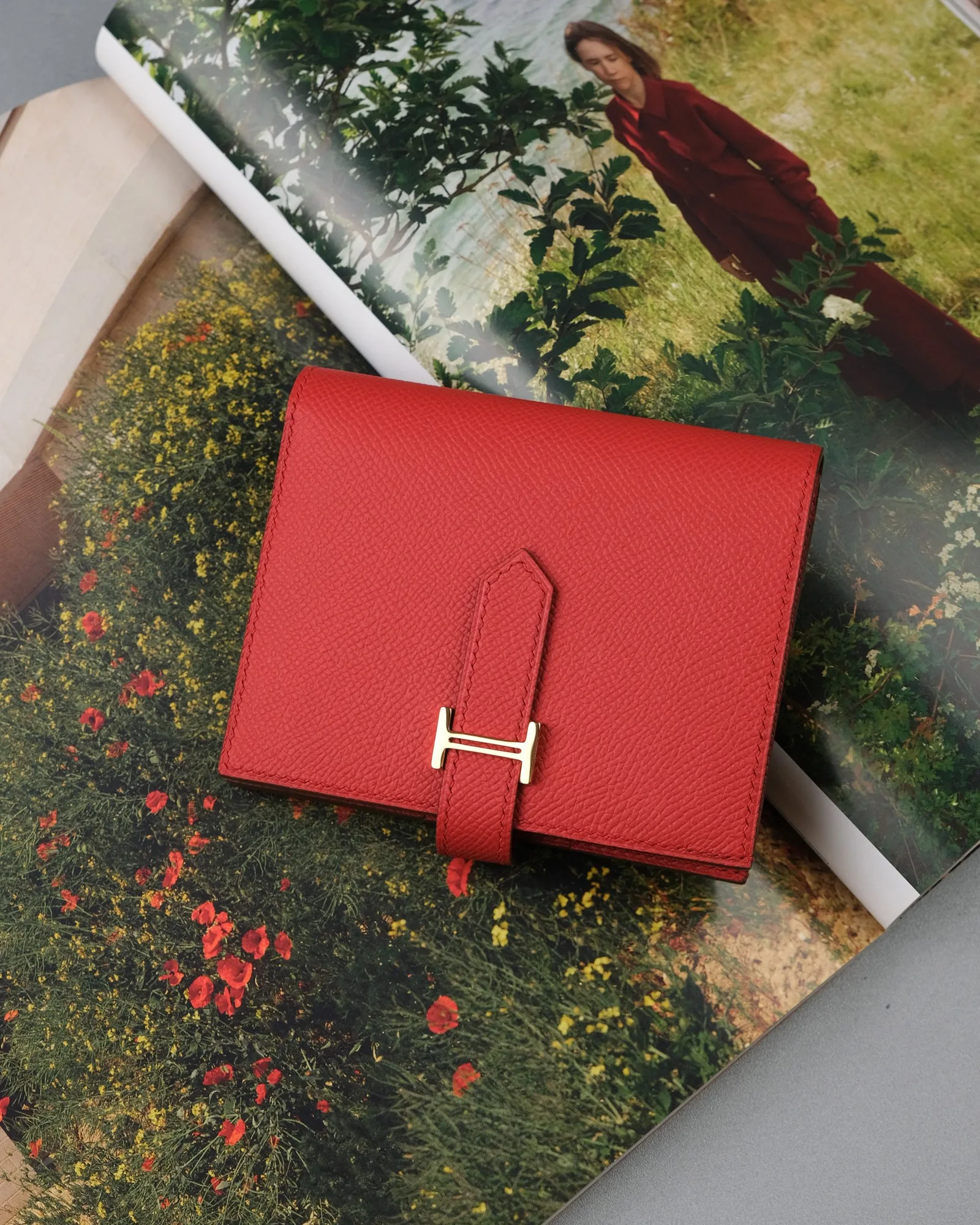 Ảnh Studio Ví gập đôi da Epsom màu đỏ quai cài chữ H - Koi Leather