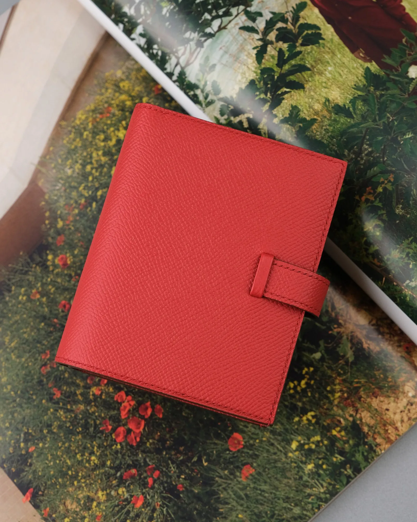 Ảnh Studio Ví gập đôi da Epsom màu đỏ quai cài chữ H - Koi Leather
